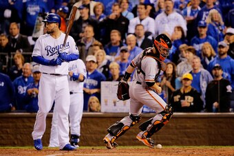 KANSAS CITY, MO - OCTOBER 28:  Buster Posey #28 of the San Francisco Giants tries to find the ball after a wild pitch as Eric Hosmer #35 of the Kansas City Royals bats in the second inning during Game Six of the 2014 World Series at Kauffman Stadium on Oc