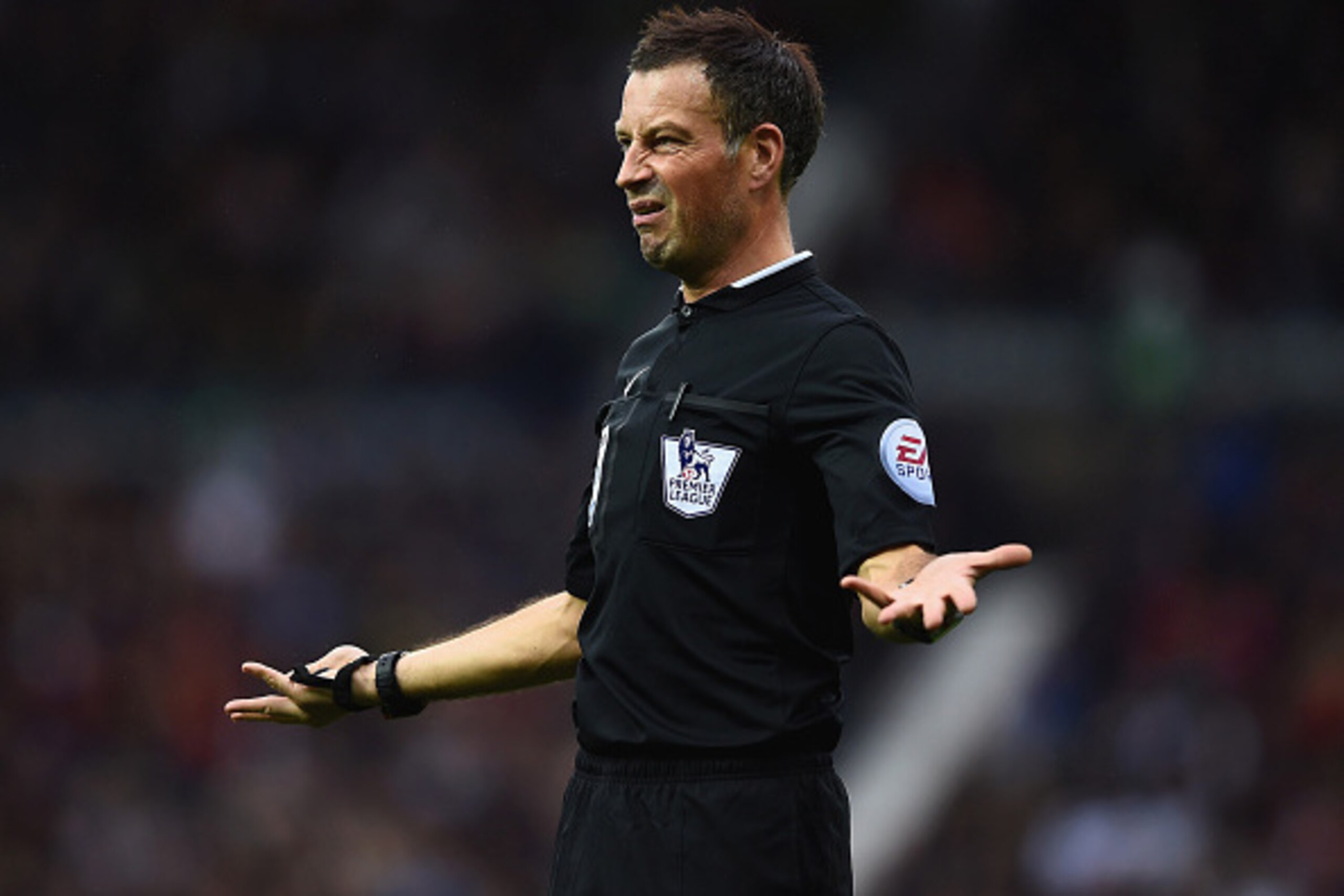 WEST BROMWICH, ENGLAND - OCTOBER 25:  Referee  Mark Clattenburg in action during the Barclays Premier League match between West Bromwich Albion and Crystal Palace at The Hawthorns on October 25, 2014 in West Bromwich, England.  (Photo by Laurence Griffith