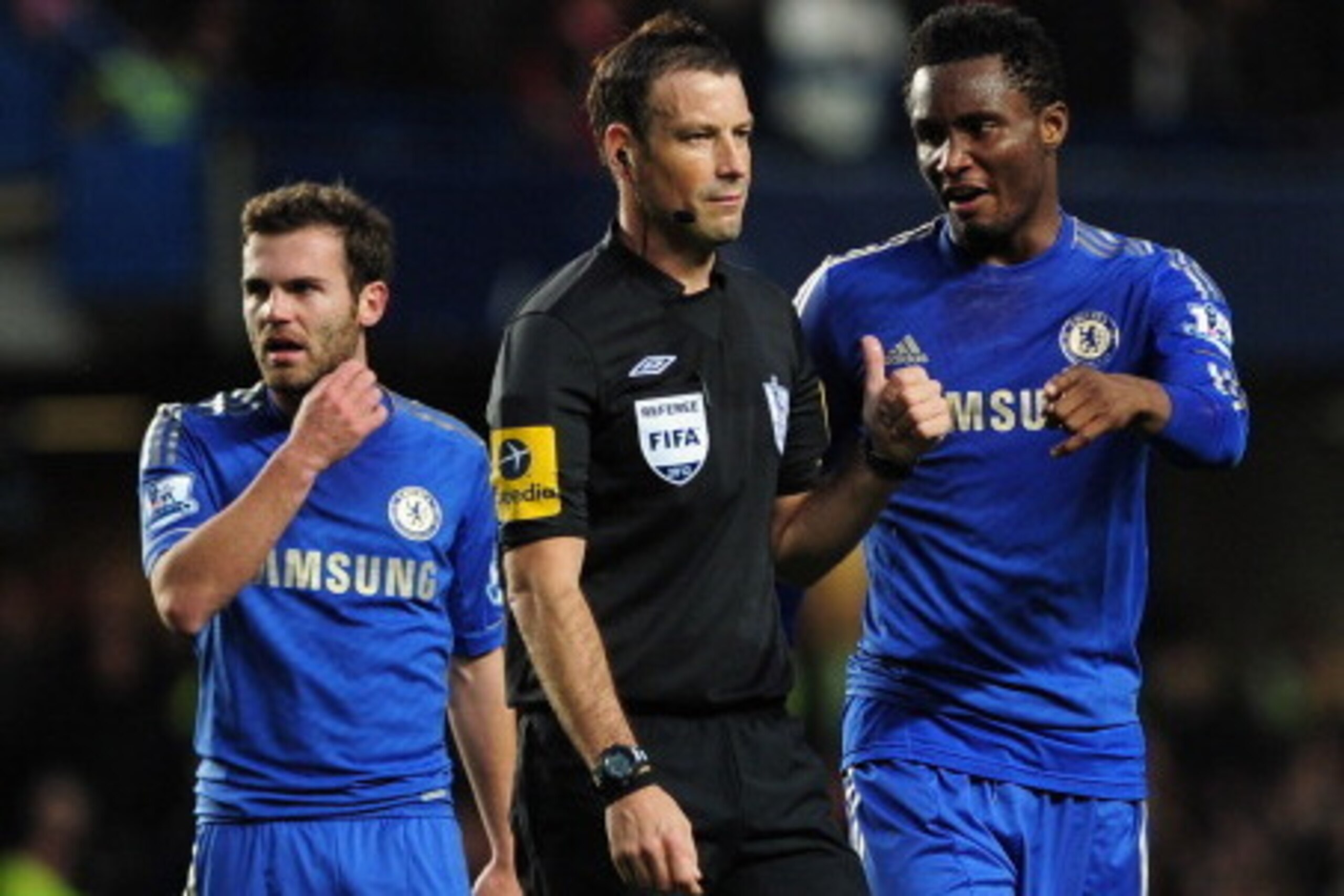 LONDON, ENGLAND - OCTOBER 28: John Obi Mikel of Chelsea talks to referee Mark Clattenburg as team mate Juan Mata looks on during the Barclays Premier League match between Chelsea and Manchester United at Stamford Bridge on October 28, 2012 in London, Engl