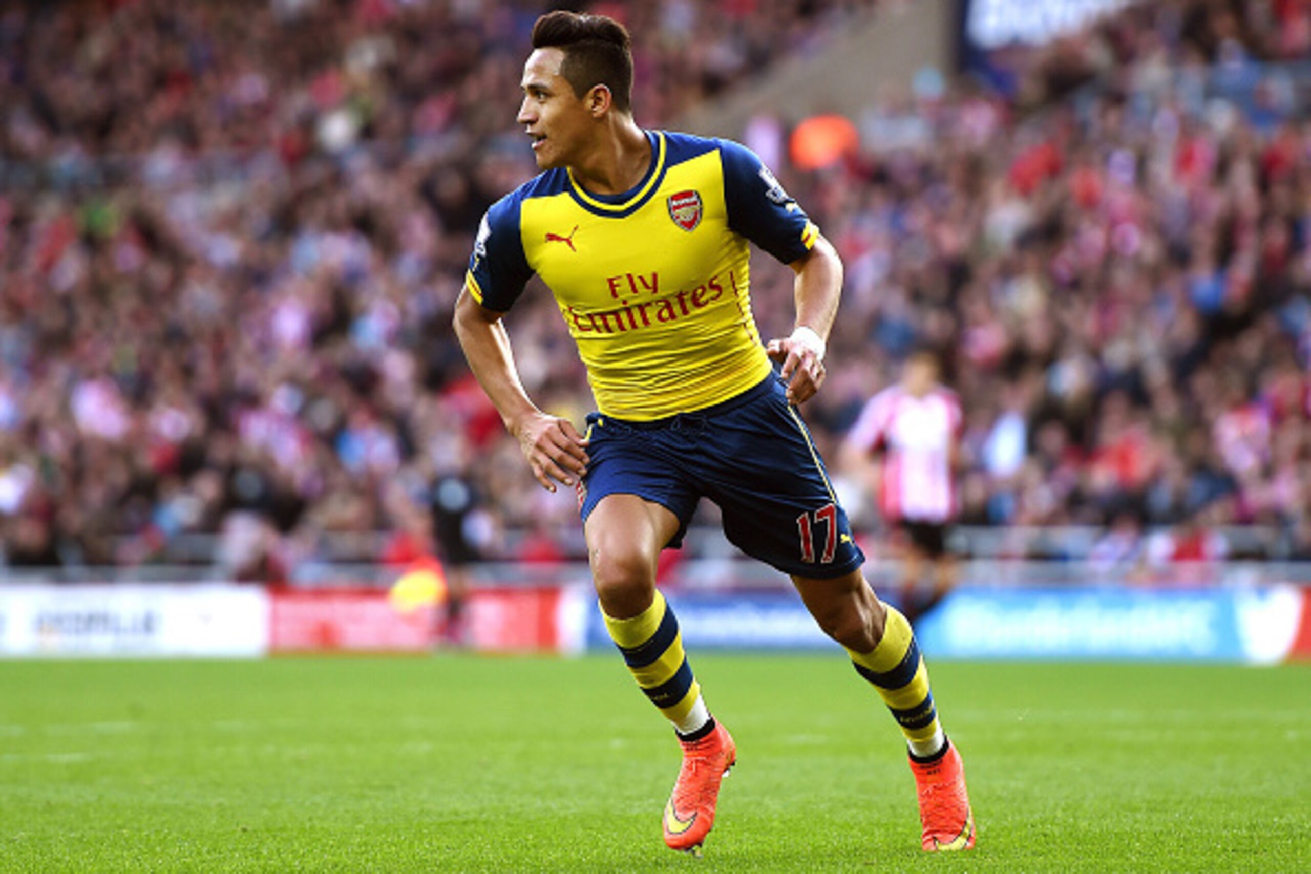 SUNDERLAND, ENGLAND - OCTOBER 25:  Alexis Sanchez of Arsenal celebrates after scoring the opening goal during the Barclays Premier League match between Sunderland and Arsenal at the Stadium of Light on October 25, 2014 in Sunderland, England.  (Photo by M