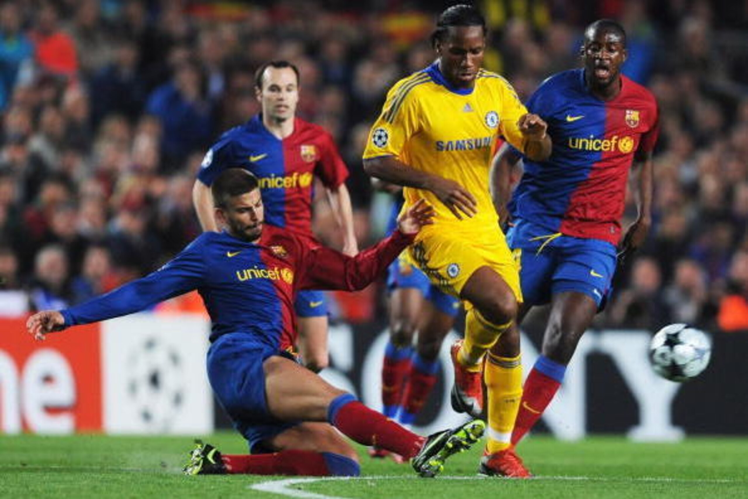 BARCELONA, SPAIN - APRIL 28: Gerard Pique of Barcelona tackles Didier Drogba of Chelsea during the UEFA Champions League Semi Final First Leg match between Barcelona and Chelsea at the Nou Camp Stadium on April 28, 2009 in Barcelona, Spain. (Photo by Ja BARCELONA, SPAIN - APRIL 28: Gerard Pique of Barcelona tackles Didier Drogba of Chelsea during the UEFA Champions League Semi Final First Leg match between Barcelona and Chelsea at the Nou Camp Stadium on April 28, 2009 in Barcelona, Spain. (Photo by Ja