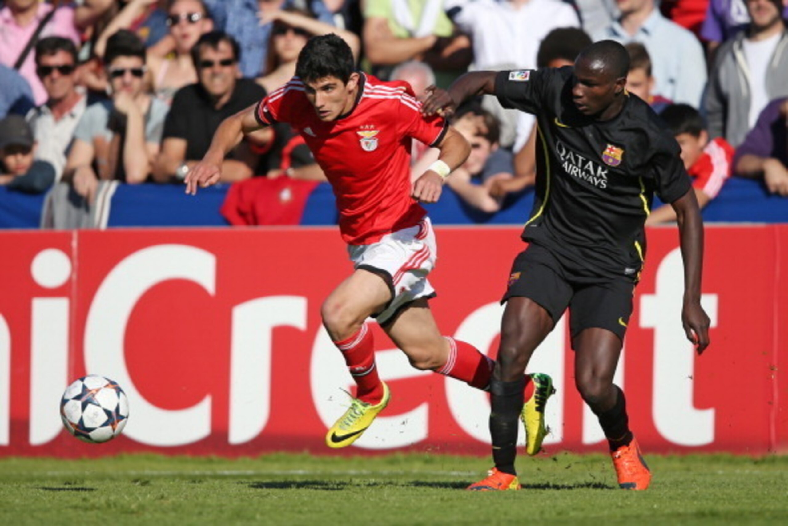 NYON, SWITZERLAND - APRIL 14: Goncalo Guedes of SL Benfica (L) fights for the ball with Elohor Godswill of FC Barcelona during the UEFA Youth League Final match between Benfica Lisbon and FC Barcelona at Colovray Stadion on April 14, 2014 in Nyon, Switzer