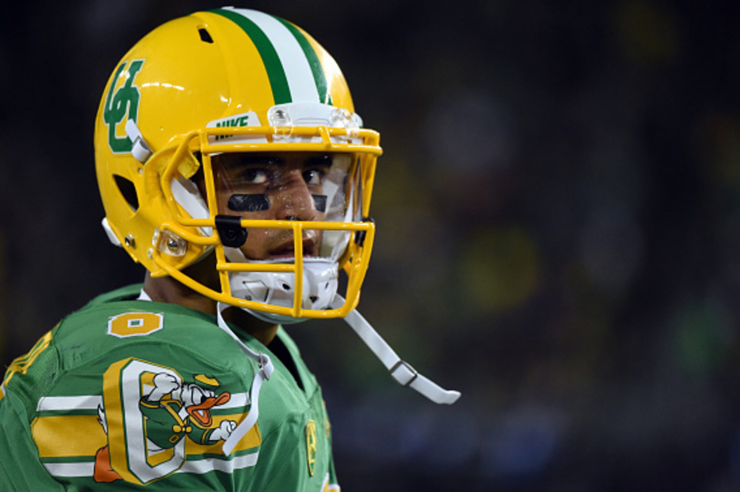 EUGENE,OR - OCTOBER 18: Quarterback Marcus Mariota #8 of the Oregon Ducks watches as the clock winds down during the fourth quarter of the game against the Washington Huskies at Autzen Stadium on October 18, 2014 in Eugene, Oregon. Oregon won the game 45-