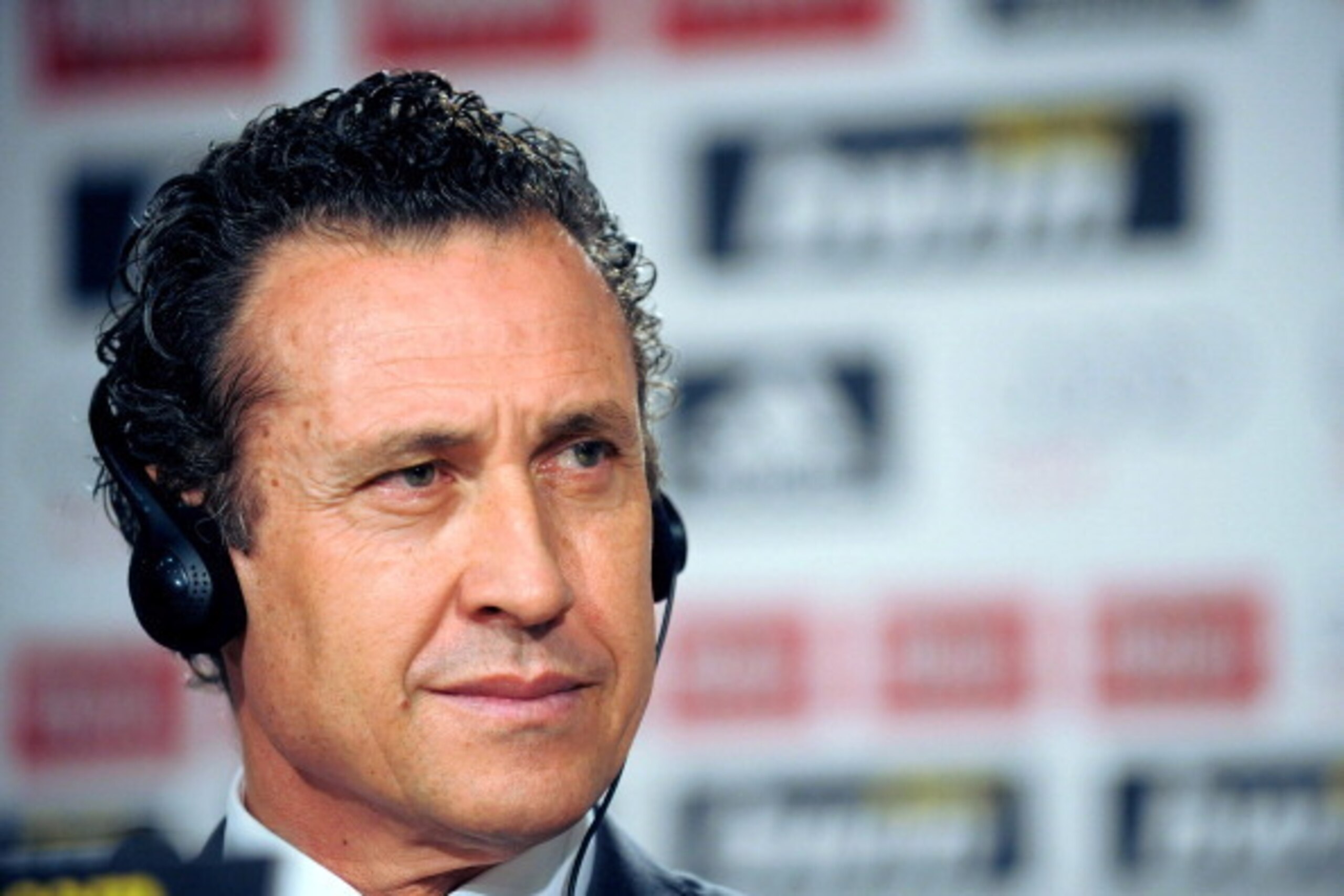 MADRID, SPAIN - JANUARY 27: Real Madrid director general Jorge Valdano attends the presentation of  Emmanuel Adebayor as a new Real player at Estadio Santiago Bernabeu on January 27, 2011 in Madrid, Spain.  (Photo by Denis Doyle/Getty Images)