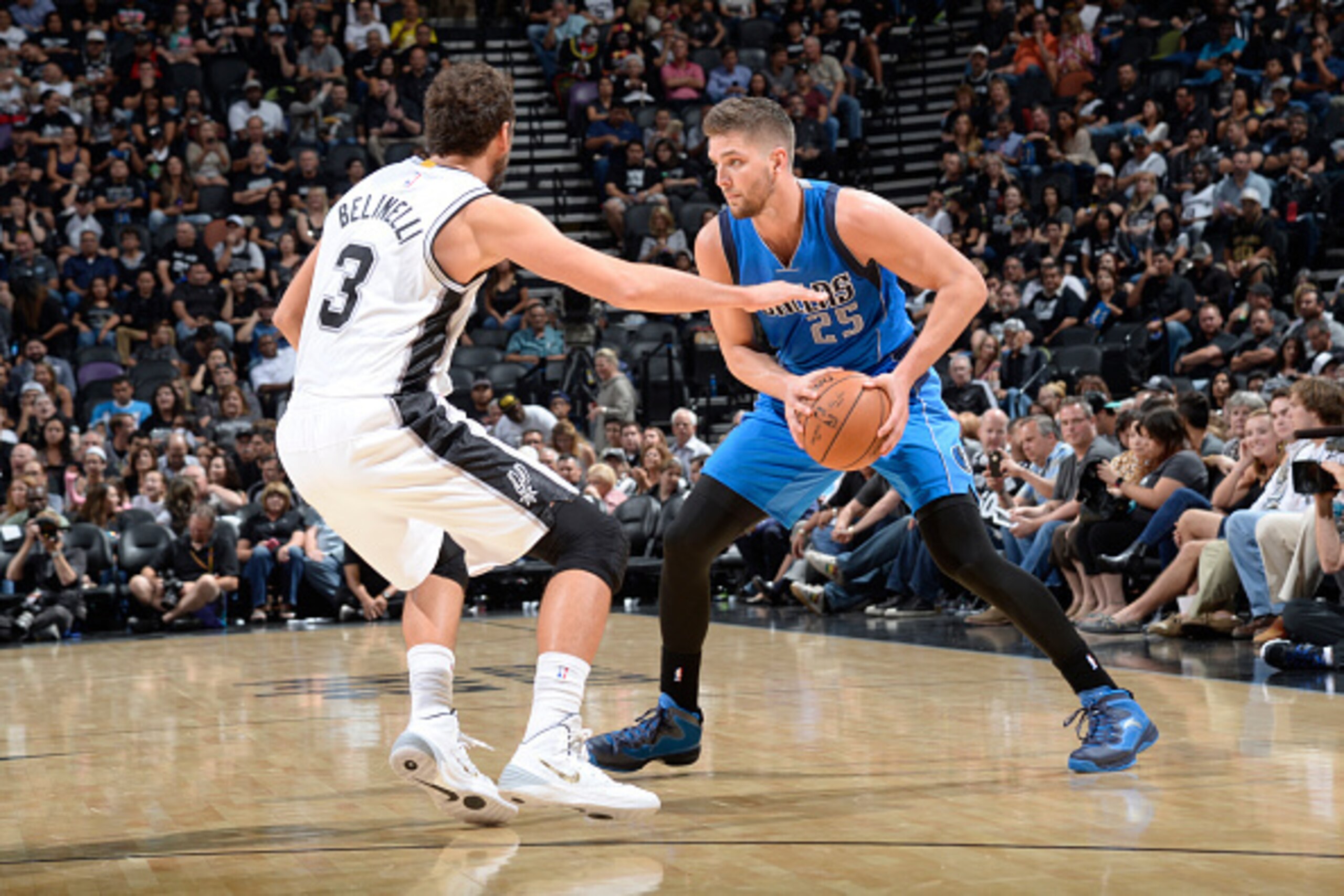 SAN ANTONIO, TX - OCTOBER 28:  Chandler Parsons #25 of the Dallas Mavericks handles the ball against the San Antonio Spurs at the AT&T Center on October 28, 2014 in San Antonio, Texas. NOTE TO USER: User expressly acknowledges and agrees that, by download