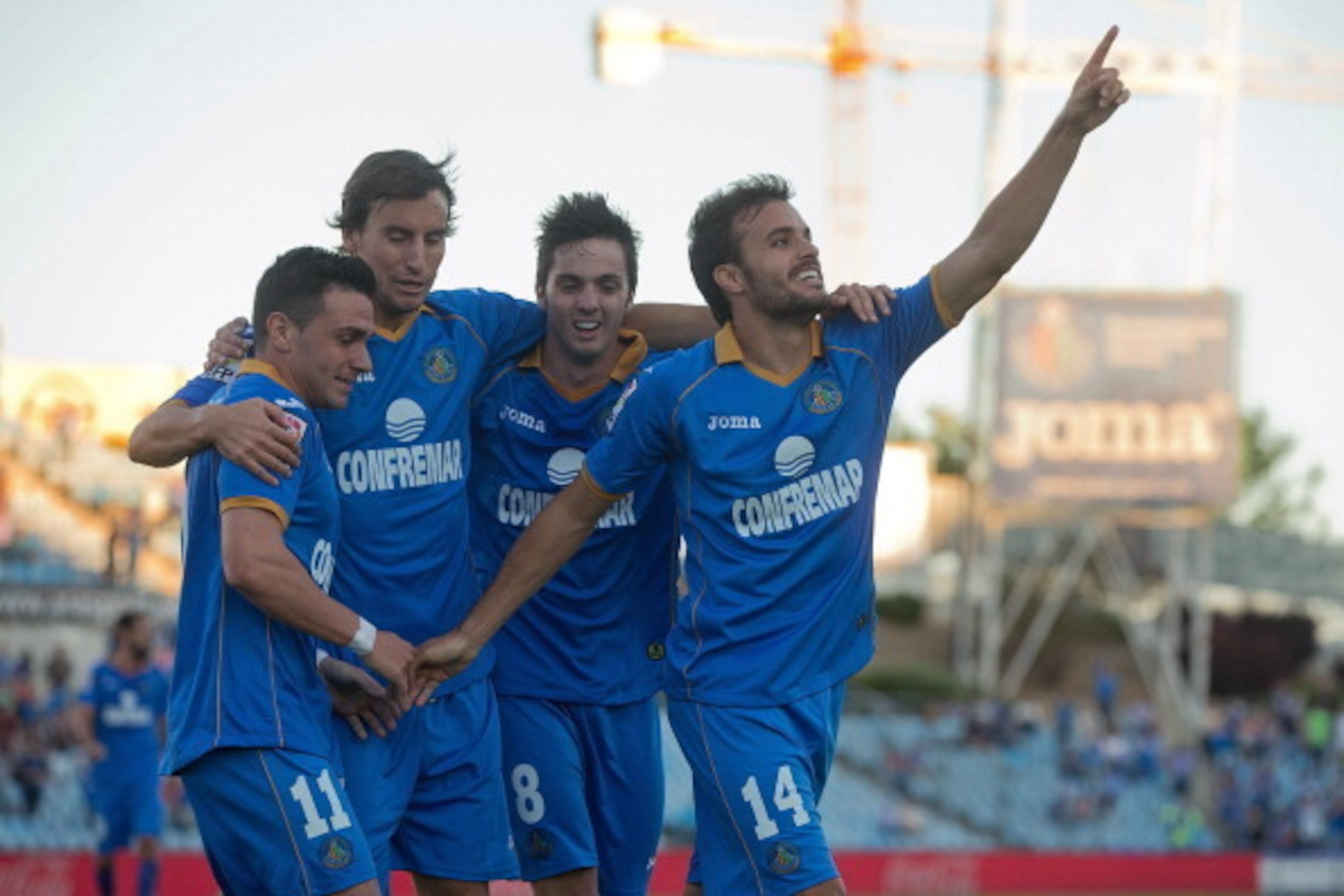 GETAFE, SPAIN - OCTOBER 06:  Pedro Leon (R) of Getafe CF celebrates scoring their second goal with teammates during the La Liga match between Getafe CF and Real Betis Balompie  at Coliseum Alfonso Perez on October 6, 2013 in Getafe, Spain.  (Photo by Gonz