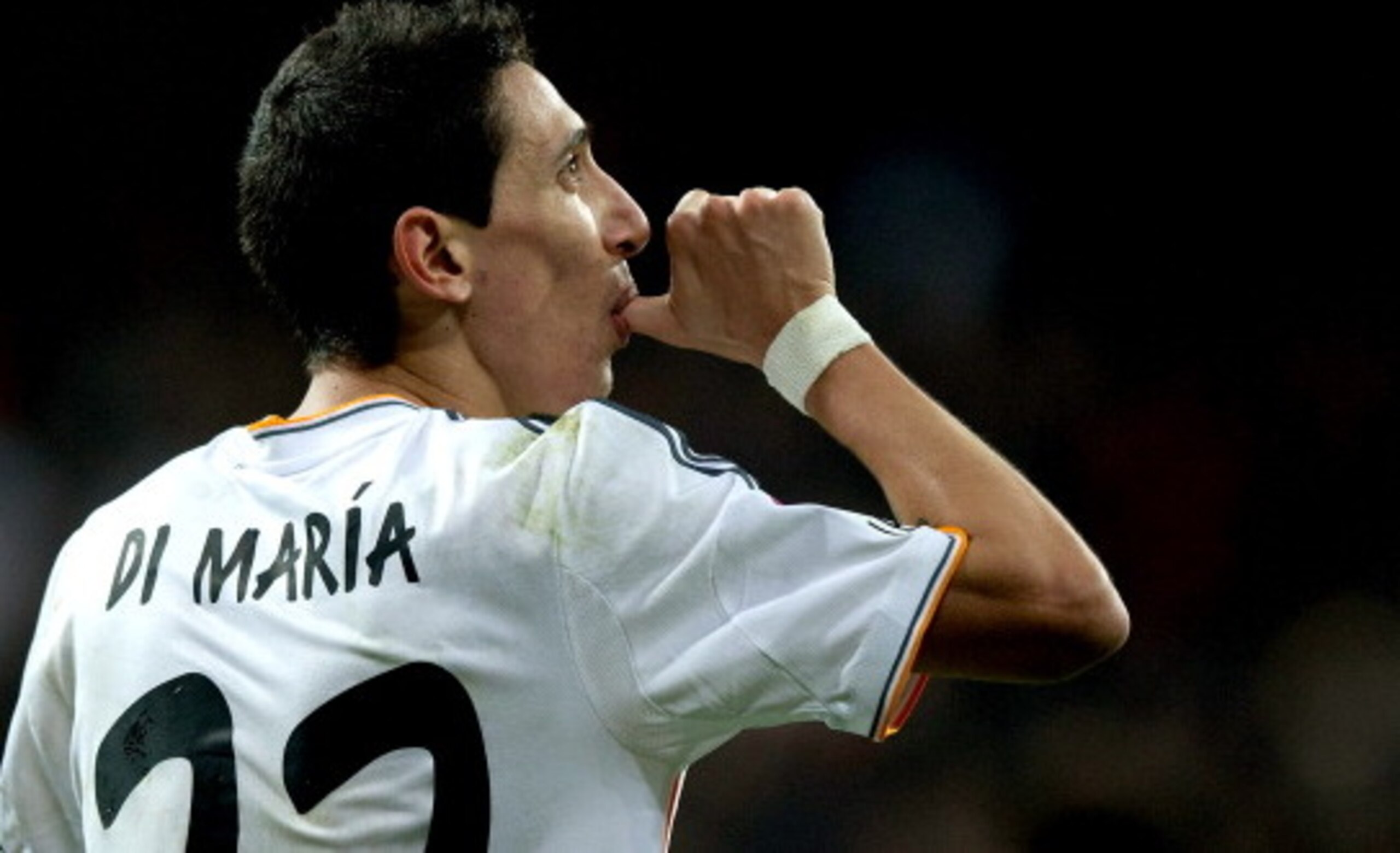 MADRID, SPAIN - FEBRUARY 05:  Angel Di Maria of Real Madrid CF celebrates scoring their third goal during the Copa del Rey semifinal first leg match between Real Madrid CF and Club Atletico Madrid at Estadio Santiago Bernabeu on February 5, 2014 in Madrid