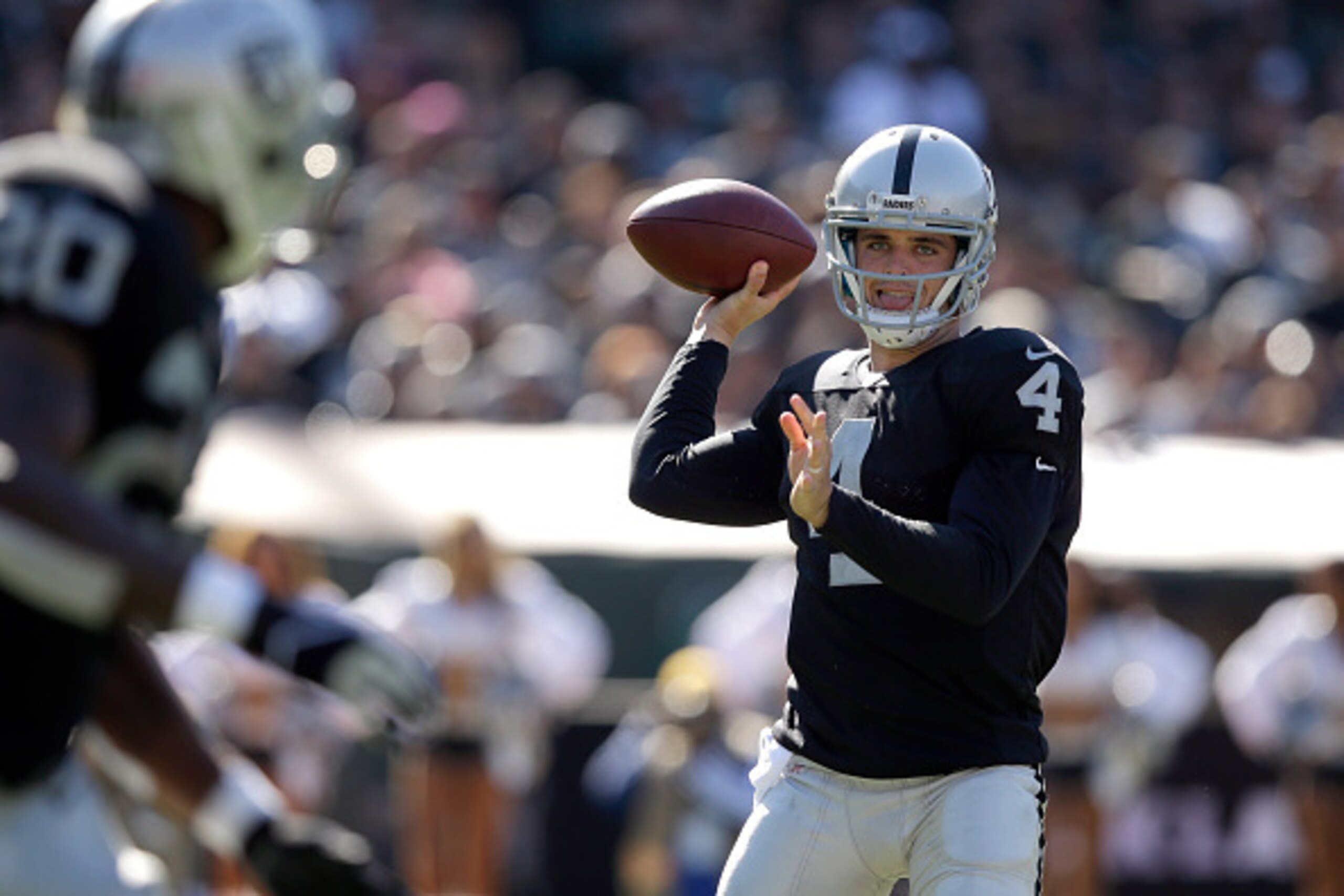 OAKLAND, CA - OCTOBER 19: Derek Carr #4 of the Oakland Raiders looks downfield during the first half against the Arizona Cardinals at O.co Coliseum on October 19, 2014 in Oakland, California. (Photo by Ezra Shaw/Getty Images)