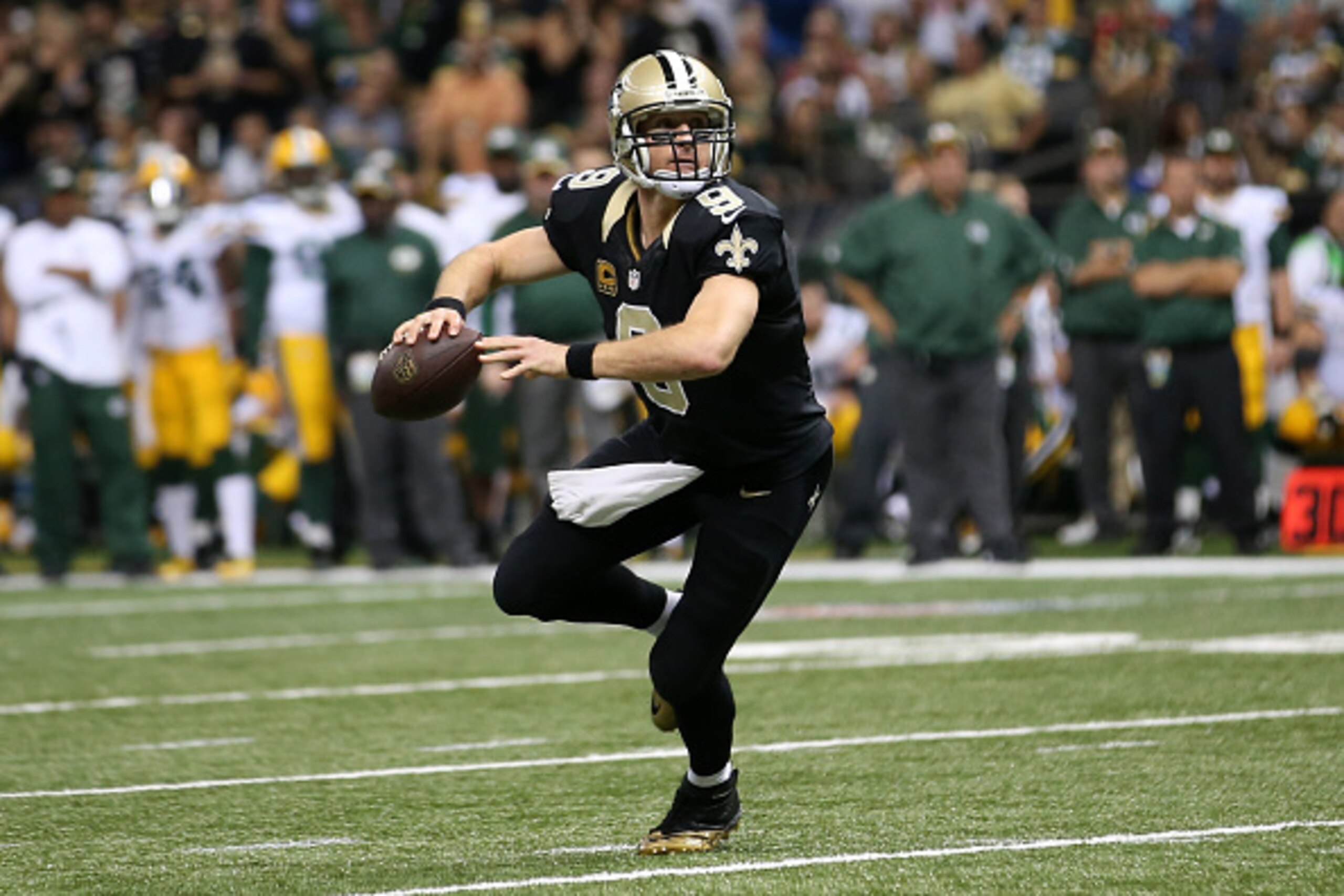 NEW ORLEANS, LA - OCTOBER 26:  Drew Brees #9 of the New Orleans Saints agains the Green Bay Packers at Mercedes-Benz Superdome on October 26, 2014 in New Orleans, Louisiana.  (Photo by Chris Graythen/Getty Images)