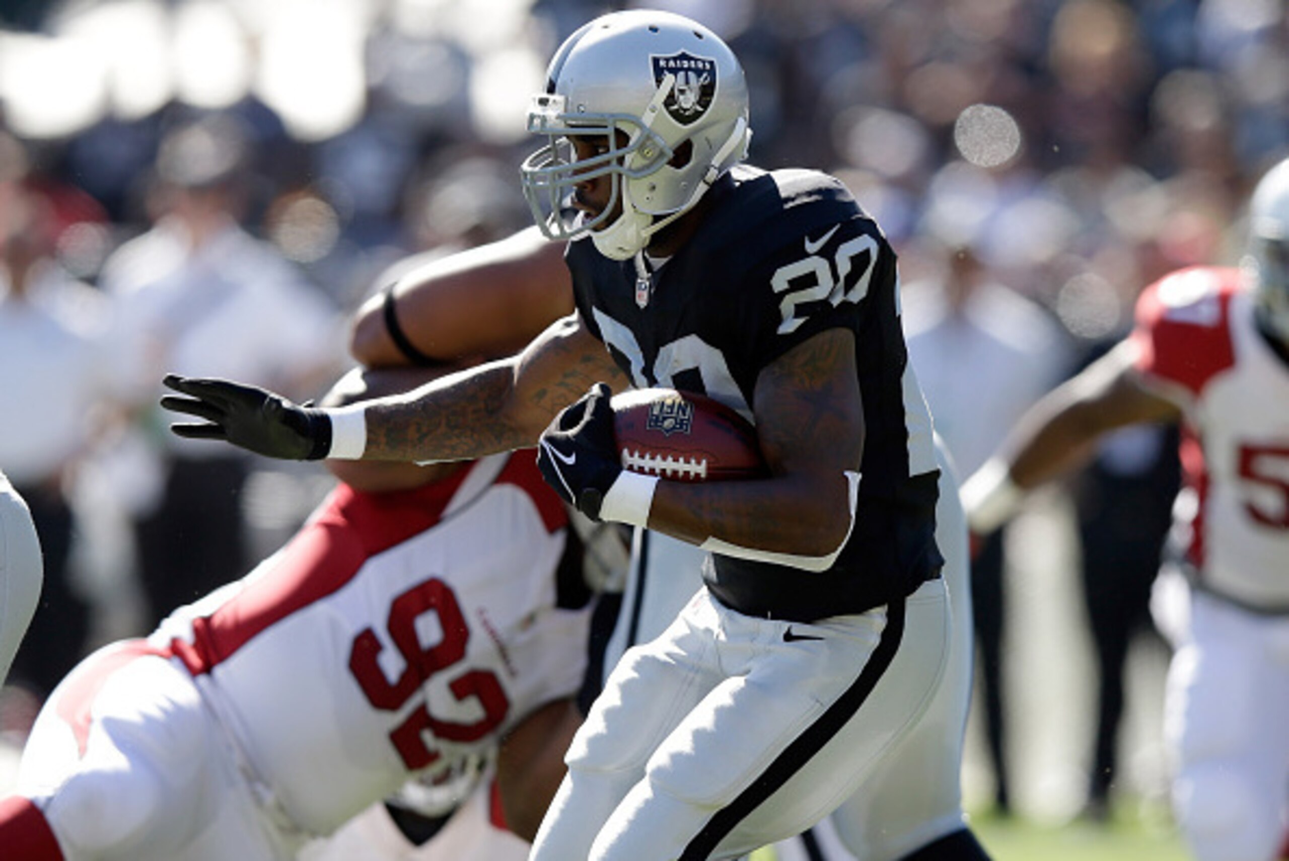OAKLAND, CA - OCTOBER 19:  Darren McFadden #20 of the Oakland Raiders rushes against the Arizona Cardinals at O.co Coliseum on October 19, 2014 in Oakland, California.  (Photo by Ezra Shaw/Getty Images)