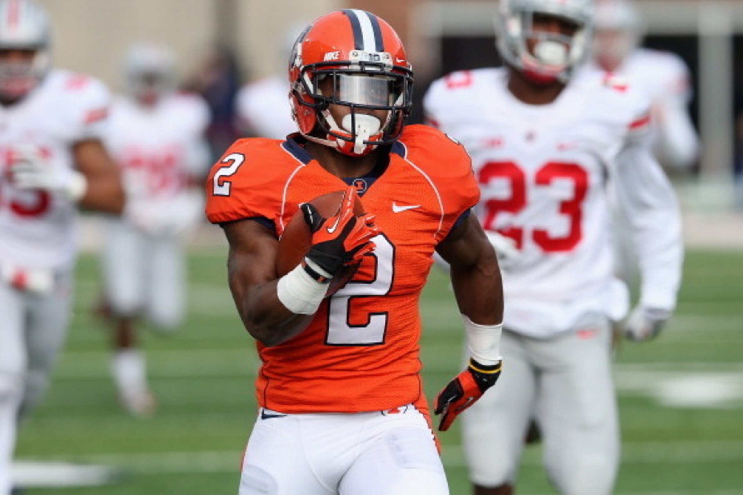 CHAMPAIGN, IL - NOVEMBER 16: V'Angelo Bentley #2 of the Illinois Fighting Illini returns a punt 67 yards for touchdown against the Ohio State Buckeyes at Memorial Stadium on November 16, 2013 in Champaign, Illinois. (Photo by Jonathan Daniel/Getty Images)