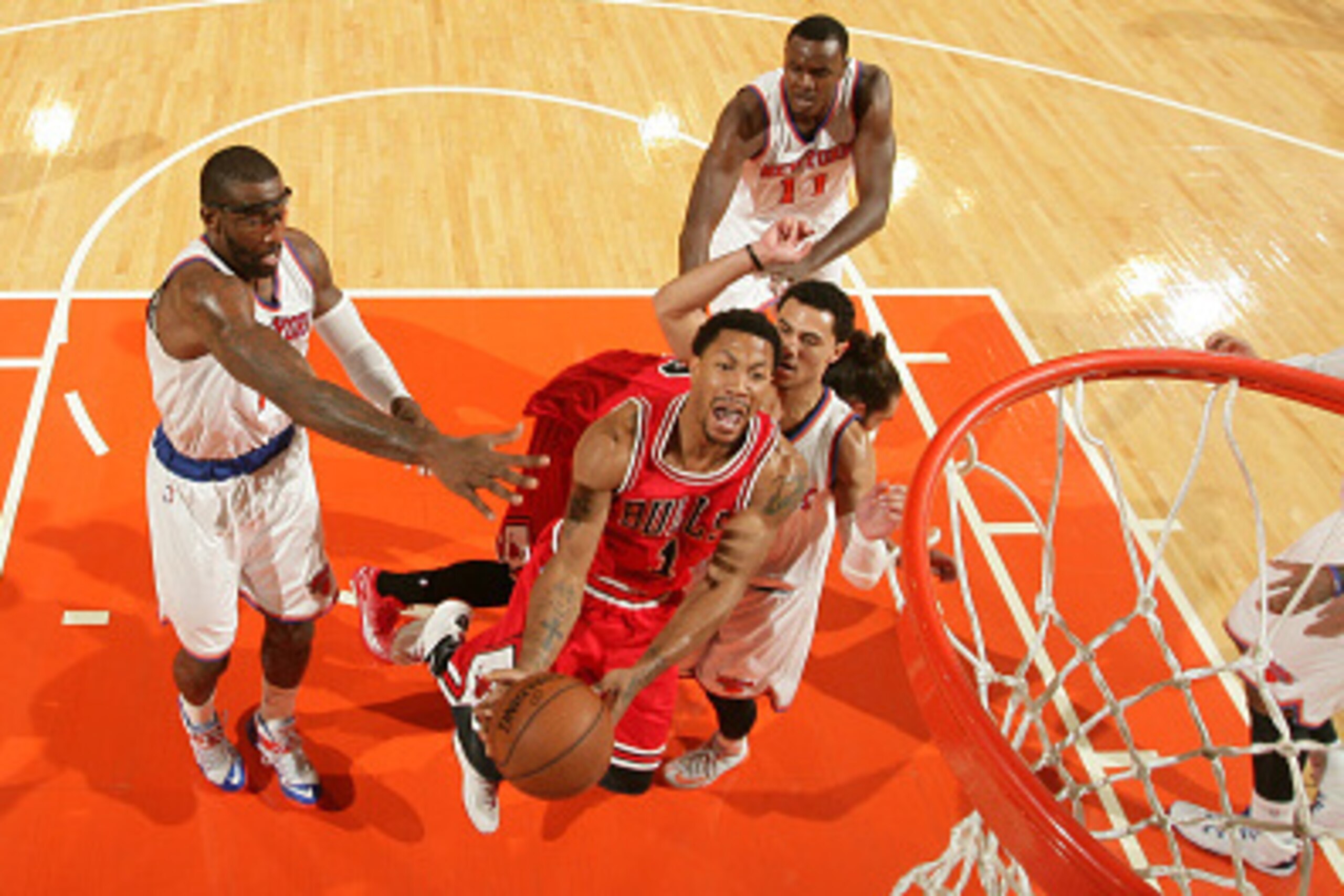 NEW YORK, NY - OCTOBER 29:  Derrick Rose #1 of the Chicago Bulls takes a shot against the New York Knicks during a game at Madison Square Garden in New York City on October 29, 2014.  NOTE TO USER: User expressly acknowledges and agrees that, by downloadi