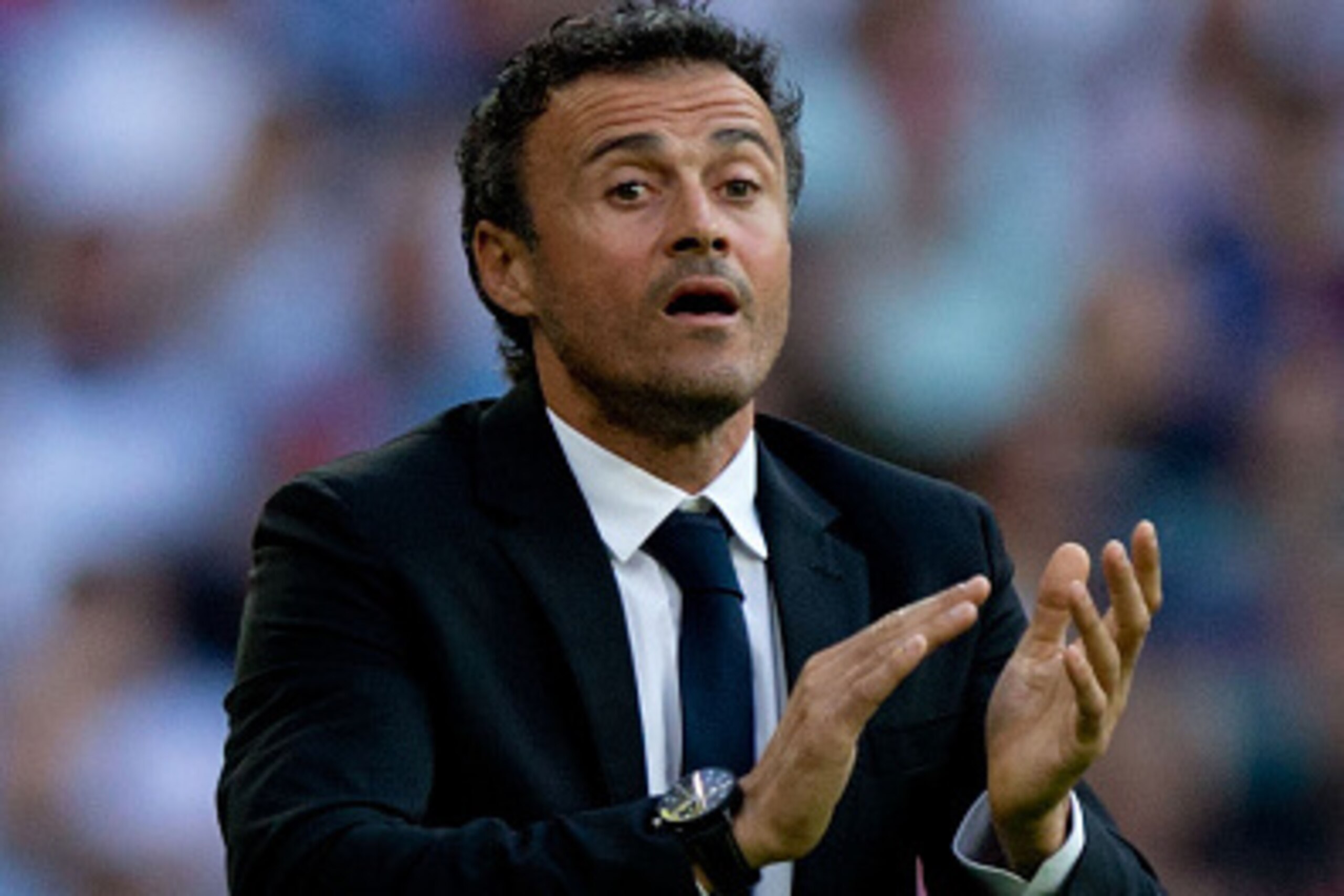 MADRID, SPAIN - OCTOBER 25: Head coach Luis Enrique Martinez of FC Barcelona gives instructions during the La Liga match between Real Madrid CF and FC Barcelona at Estadio Santiago Bernabeu on October 25, 2014 in Madrid, Spain.  (Photo by Gonzalo Arroyo M