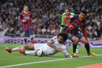 MADRID, SPAIN - MARCH 23:  Marcelo (L) of Real Madrid CF tackles Pedro Rodriguez of FC Barcelona during the La Liga match between Real Madrid CF and FC Barcelona at estadio Santiago Bernabeu on March 23, 2014 in Madrid, Spain.  (Photo by Denis Doyle/Getty