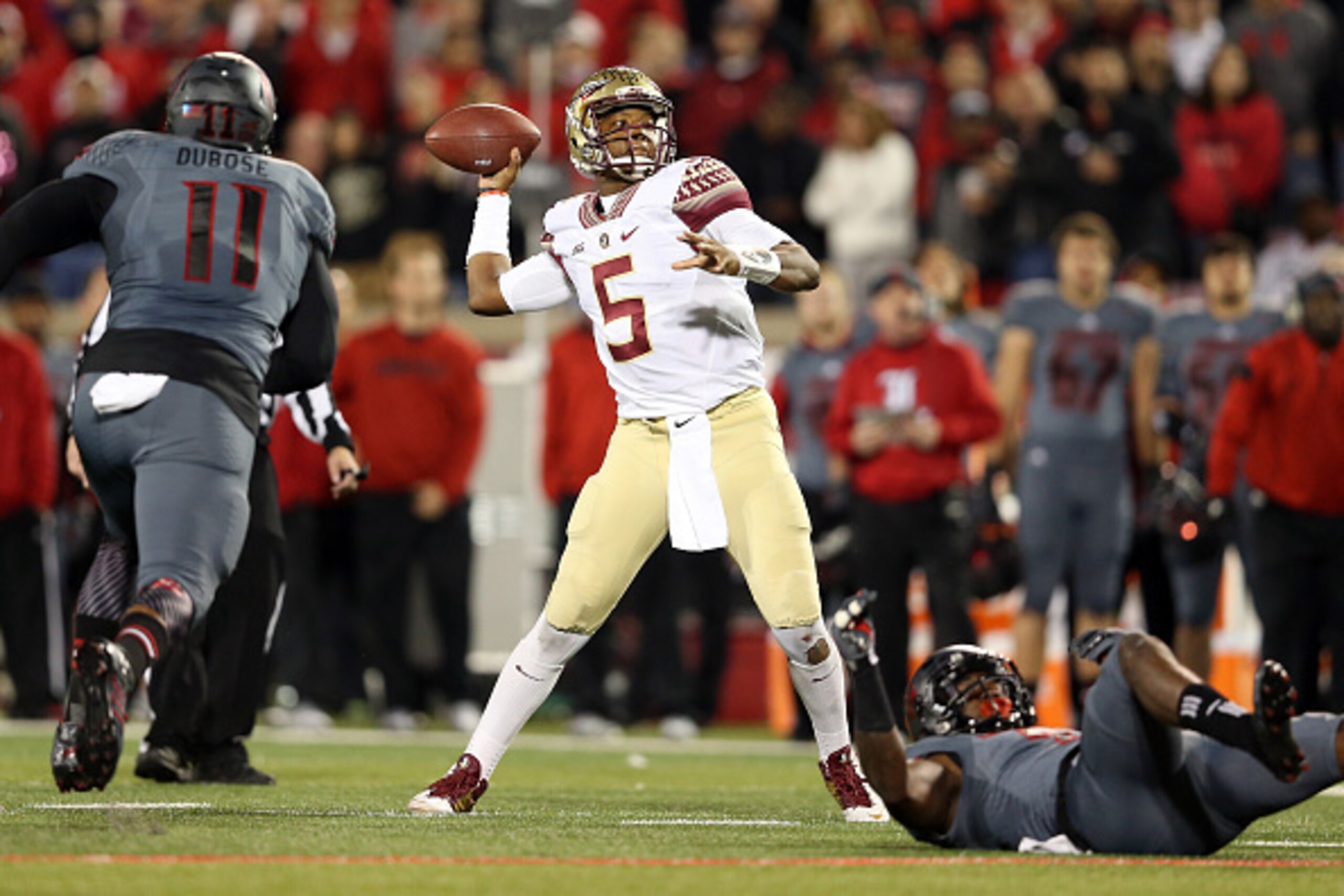 LOUISVILLE, KY - OCTOBER 30: Jameis Winston #5 of the Florida State Seminoles throws a pass in the fourth quarter against the Louisville Cardinals during their game at Papa John's Cardinal Stadium on October 30, 2014 in Louisville, Kentucky. (Photo by A LOUISVILLE, KY - OCTOBER 30: Jameis Winston #5 of the Florida State Seminoles throws a pass in the fourth quarter against the Louisville Cardinals during their game at Papa John's Cardinal Stadium on October 30, 2014 in Louisville, Kentucky. (Photo by A