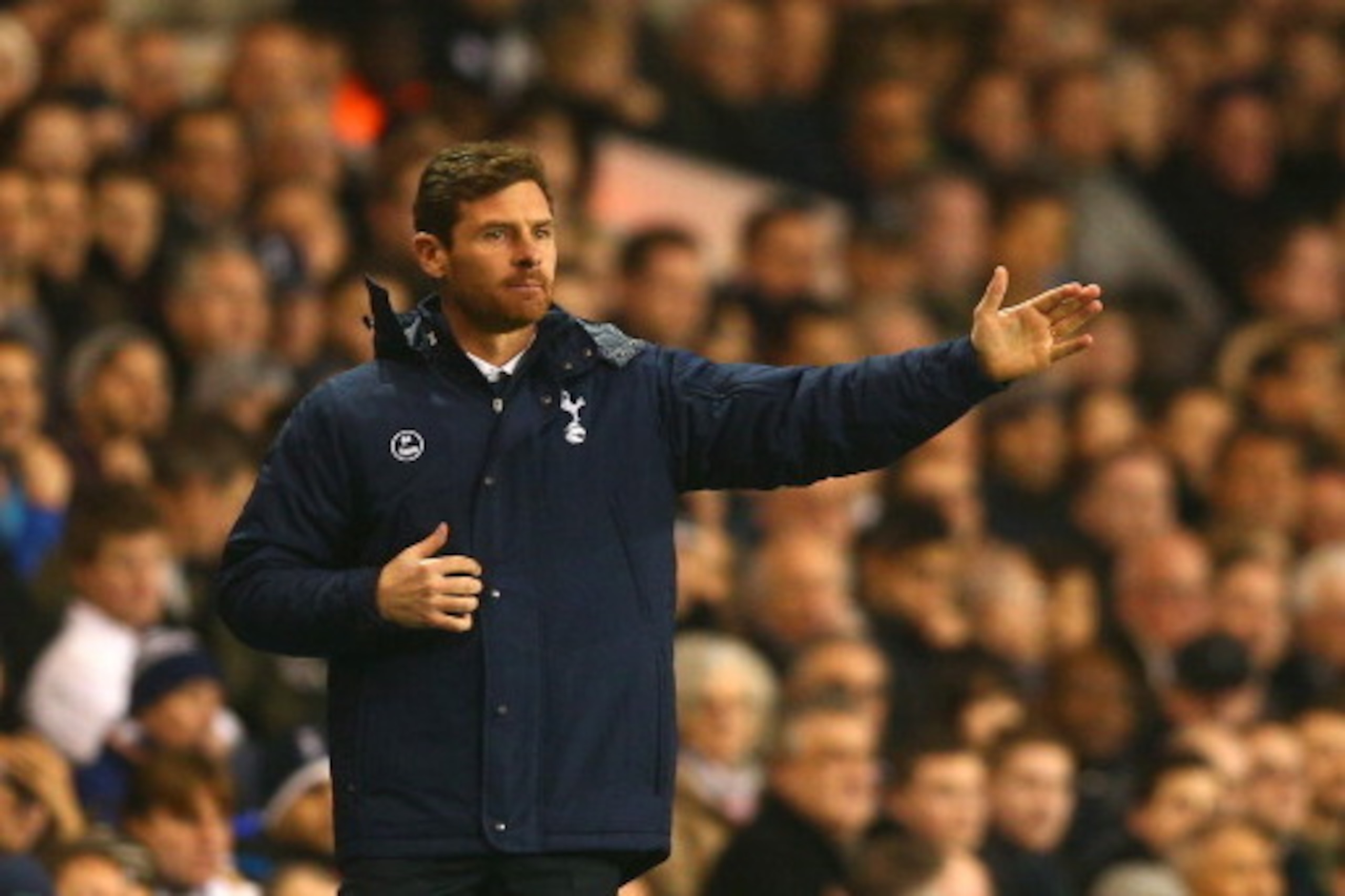LONDON, ENGLAND - DECEMBER 15:  Andre Villas-Boas manager of Tottenham Hotspur gives direction during the Barclays Premier League match between Tottenham Hotspur and Liverpool at White Hart Lane on December 15, 2013 in London, England. (Photo by Paul Gilh