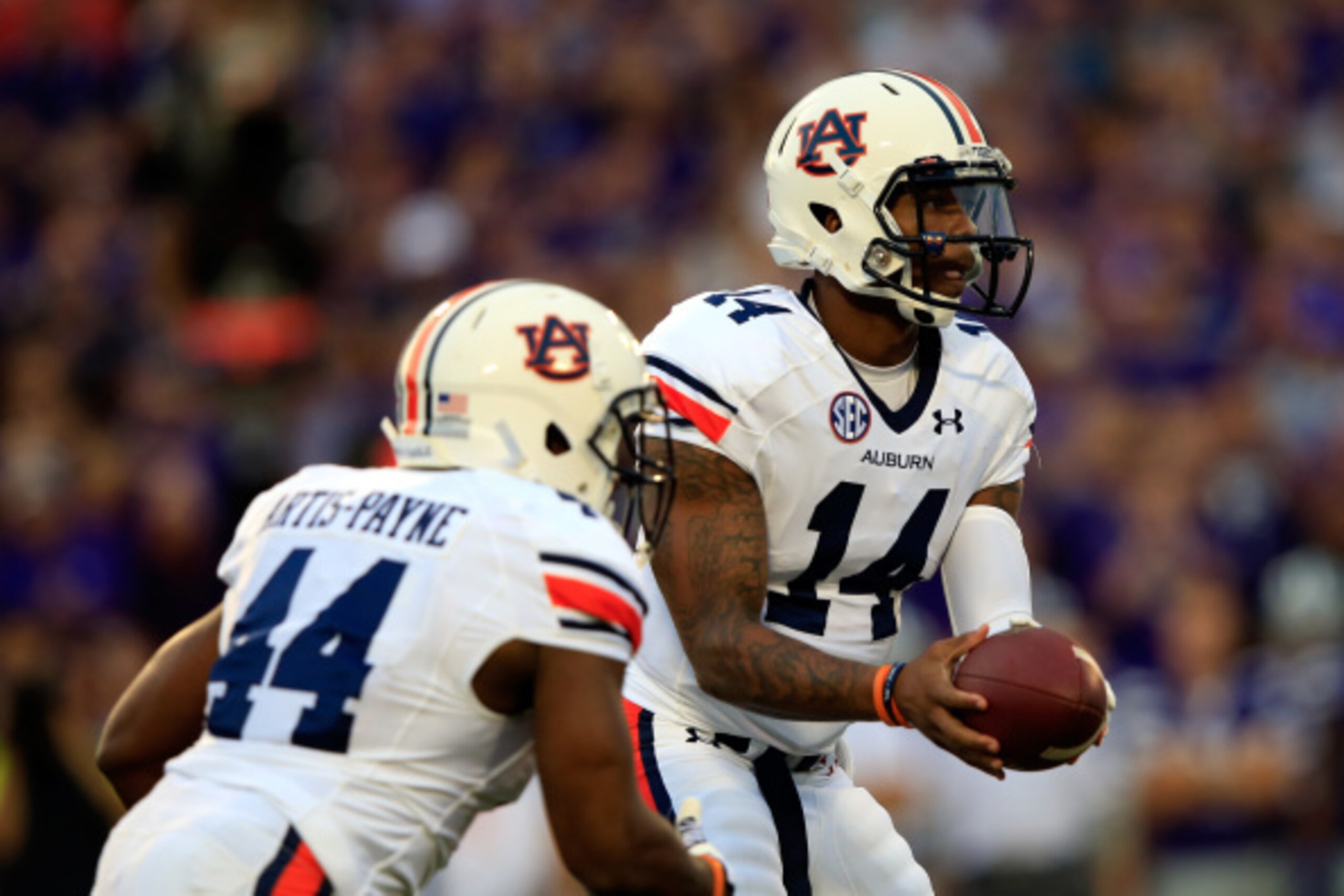 MANHATTAN, KS - SEPTEMBER 18:  Quarterback Nick Marshall #14 of the Auburn Tigers hands off to running back Cameron Artis-Payne #44 during the game against the Kansas State Wildcats at Bill Snyder Family Football Stadium on September 18, 2014 in Manhattan