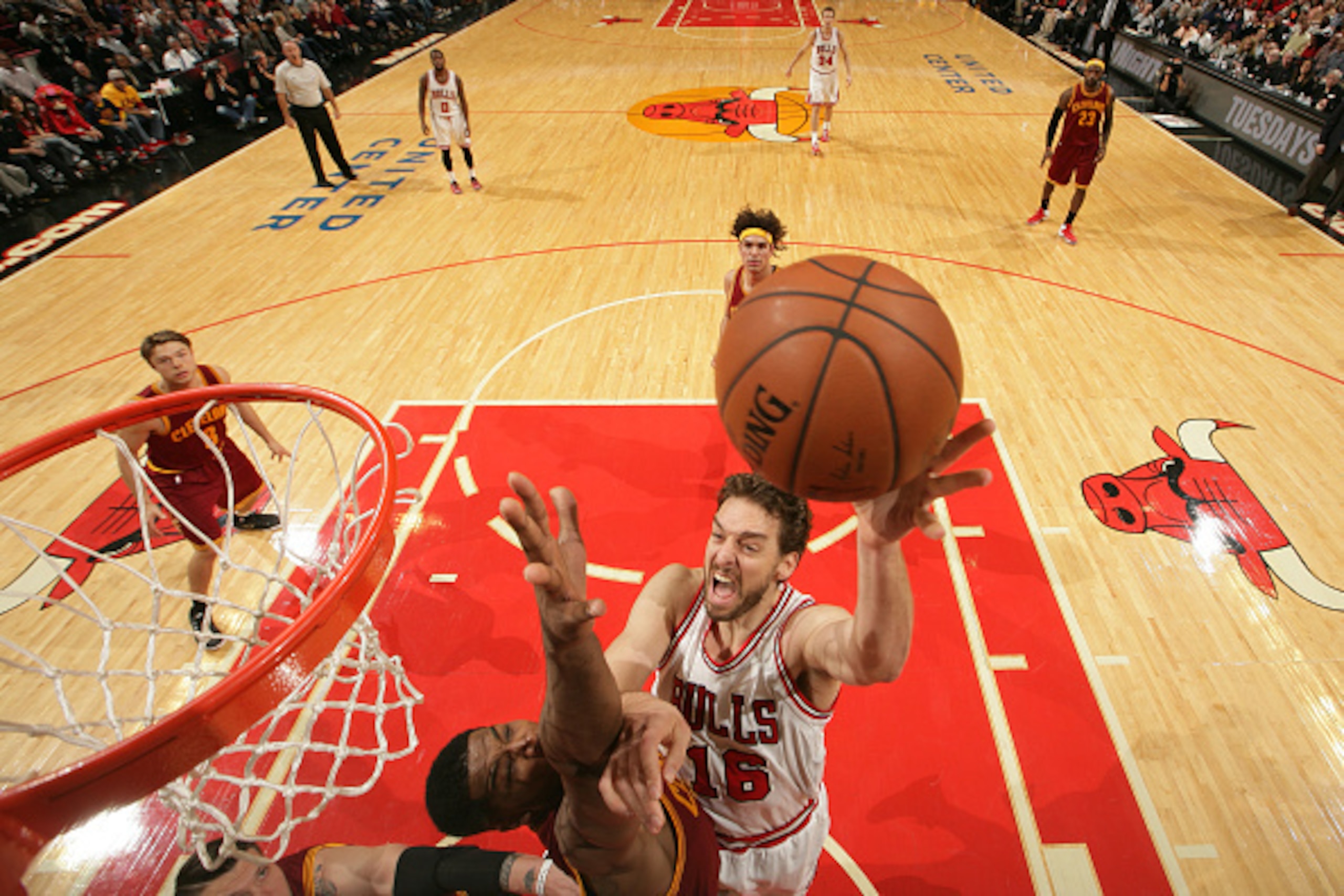CHICAGO, IL - OCTOBER 31:  Pau Gasol #16 of the Chicago Bulls goes up for a lay up against the Cleveland Cavaliers during a game at the United Center  on October 31, 2014 in Chicago, Illinois. NOTE TO USER: User expressly acknowledges and agrees that, by 