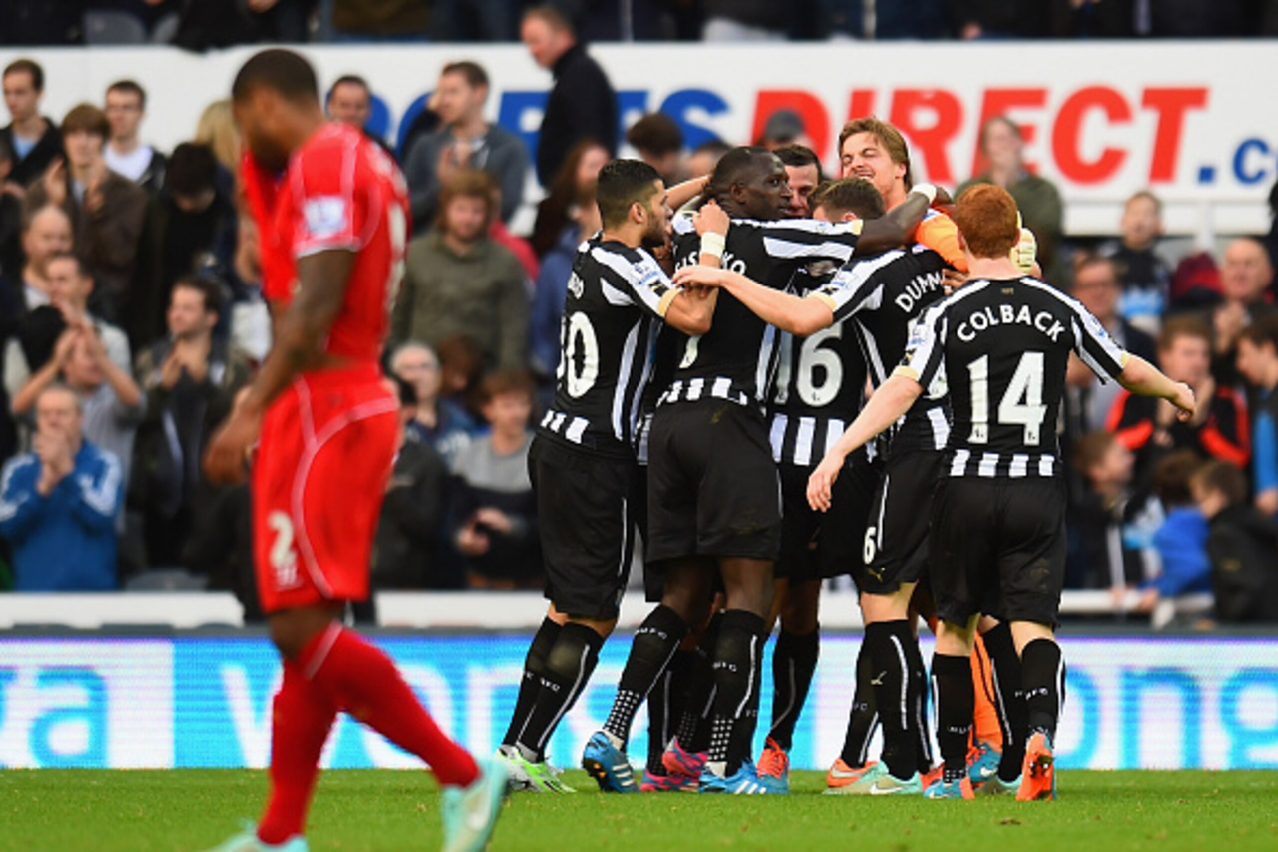 NEWCASTLE UPON TYNE, ENGLAND - NOVEMBER 01:  Newcastle United players celebrate victory after the Barclays Premier League match between Newcastle United and Liverpool at St James' Park on November 1, 2014 in Newcastle upon Tyne, England.  (Photo by Shaun 