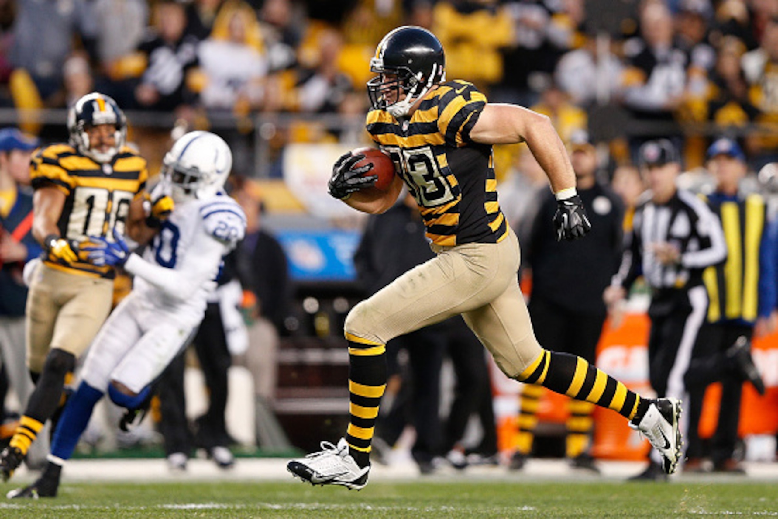 PITTSBURGH, PA - OCTOBER 26:  Heath Miller #83 of the Pittsburgh Steelers carries the ball during the third quarter against the Indianapolis Colts at Heinz Field on October 26, 2014 in Pittsburgh, Pennsylvania.  (Photo by Joe Robbins/Getty Images)