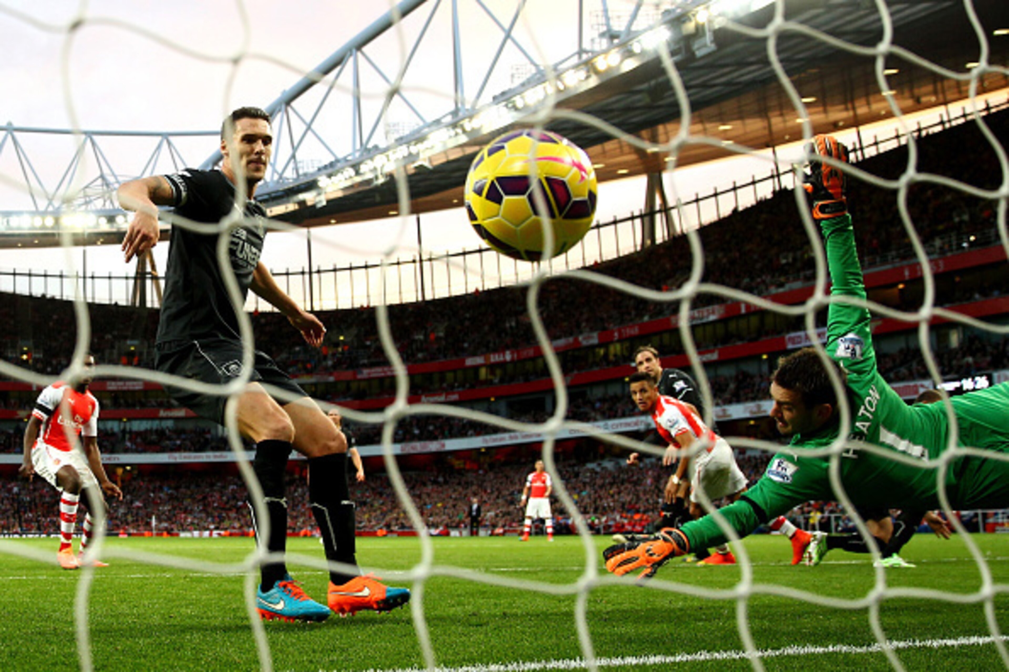 LONDON, ENGLAND - NOVEMBER 01: Alexis Sanchez of Arsenal scores the first goal during the Premier League match between Arsenal and Burnley at Emirates Stadium on November 1, 2014 in London, England. (Photo by Julian Finney/Getty Images) LONDON, ENGLAND - NOVEMBER 01: Alexis Sanchez of Arsenal scores the first goal during the Premier League match between Arsenal and Burnley at Emirates Stadium on November 1, 2014 in London, England. (Photo by Julian Finney/Getty Images)
