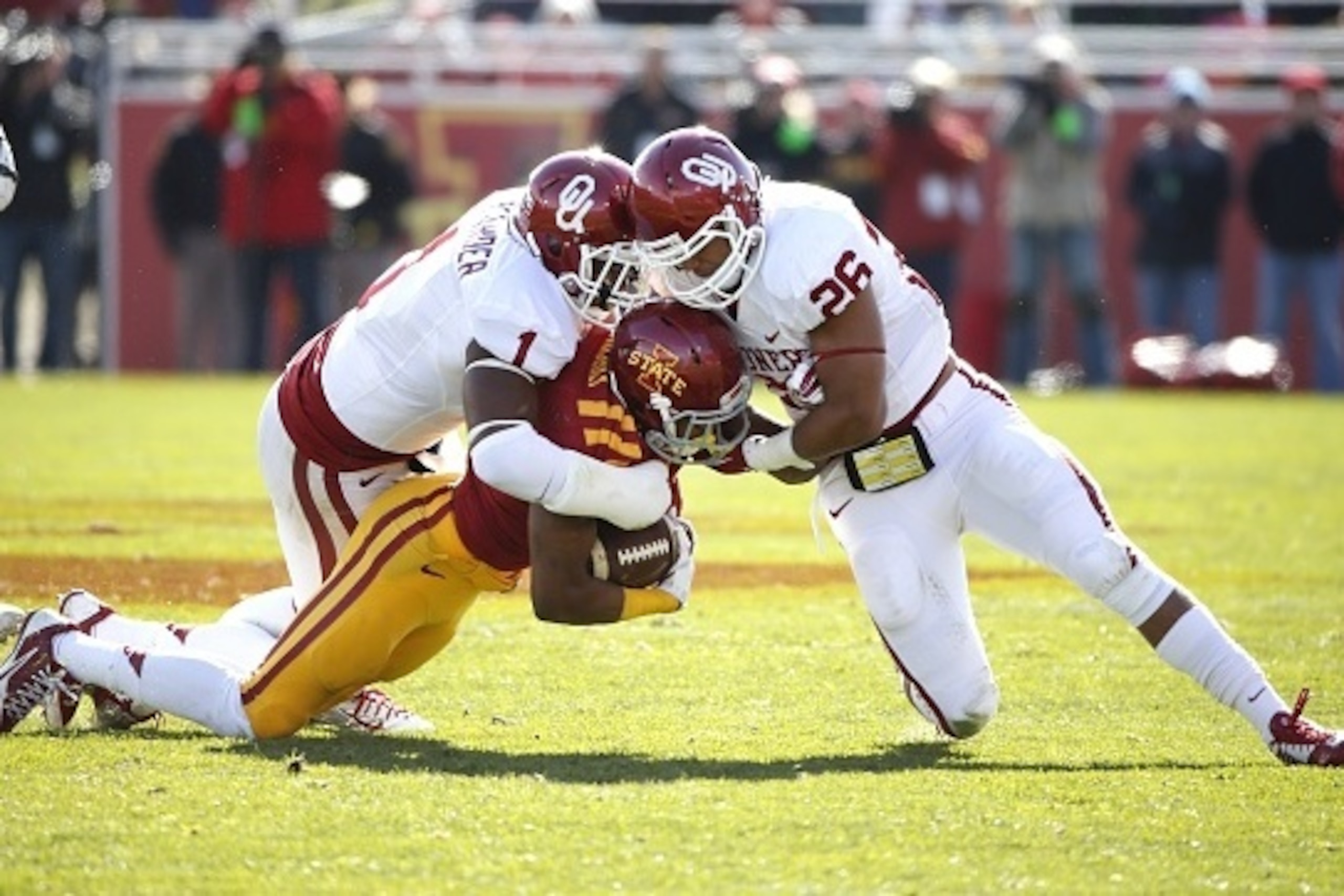 AMES, IA - NOVEMBER 1: Linebacker Dominique Alexander #1, and linebacker Jordan Evans #26 of the Oklahoma Sooners tackle running back Aaron Wimberly #2 of the Iowa State Cyclones as he rushed for yards in the first half of play at Jack Trice Stadium on No