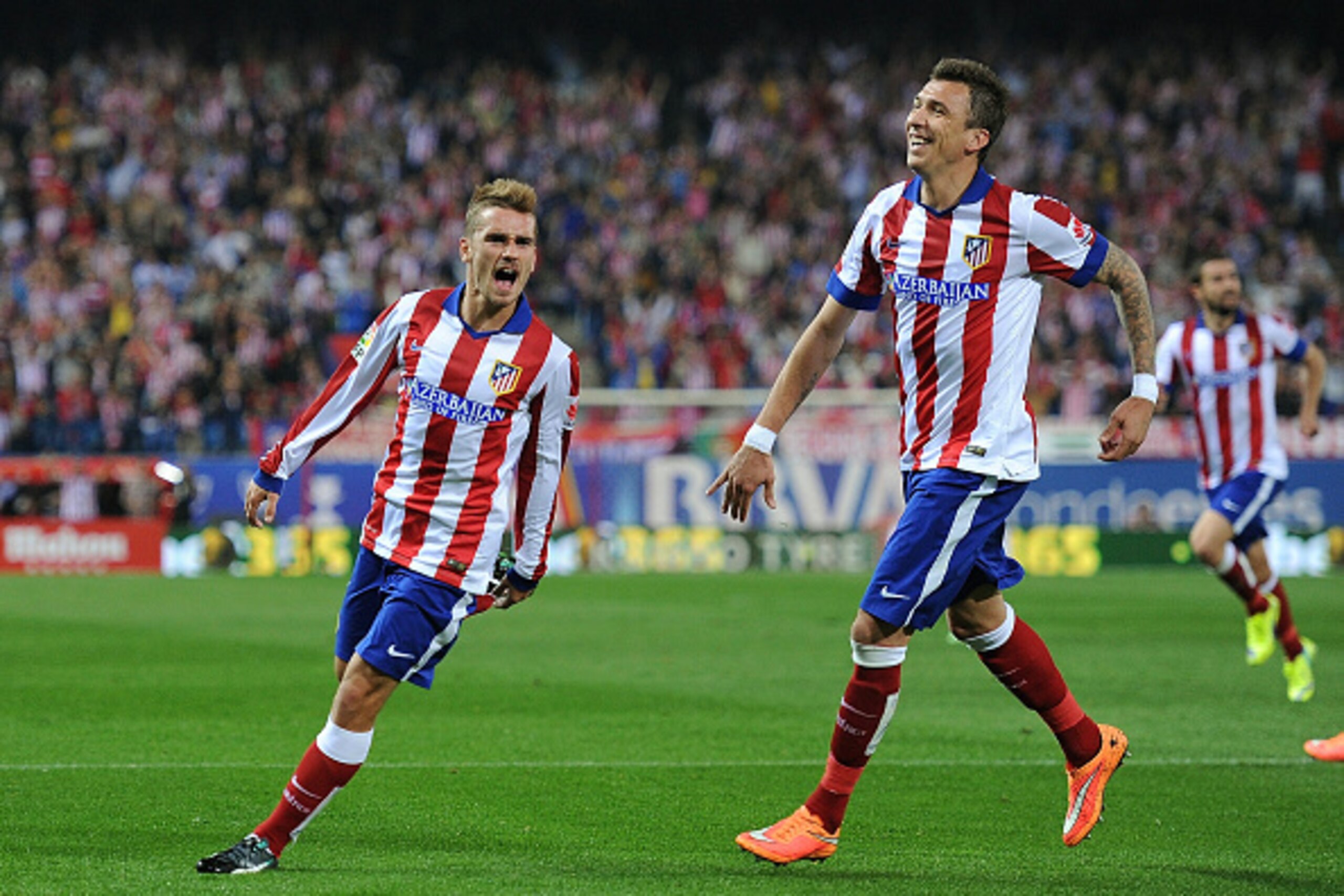 MADRID, SPAIN - NOVEMBER 01:  Antoine Griezmann of Club Atletico de Madrid celebrates with Mario Mandzukic after scoring his team's opening goal during the La Liga match between Club Atletico de Madrid and Cordoba CF at Vicente Calderon Stadium on Novembe