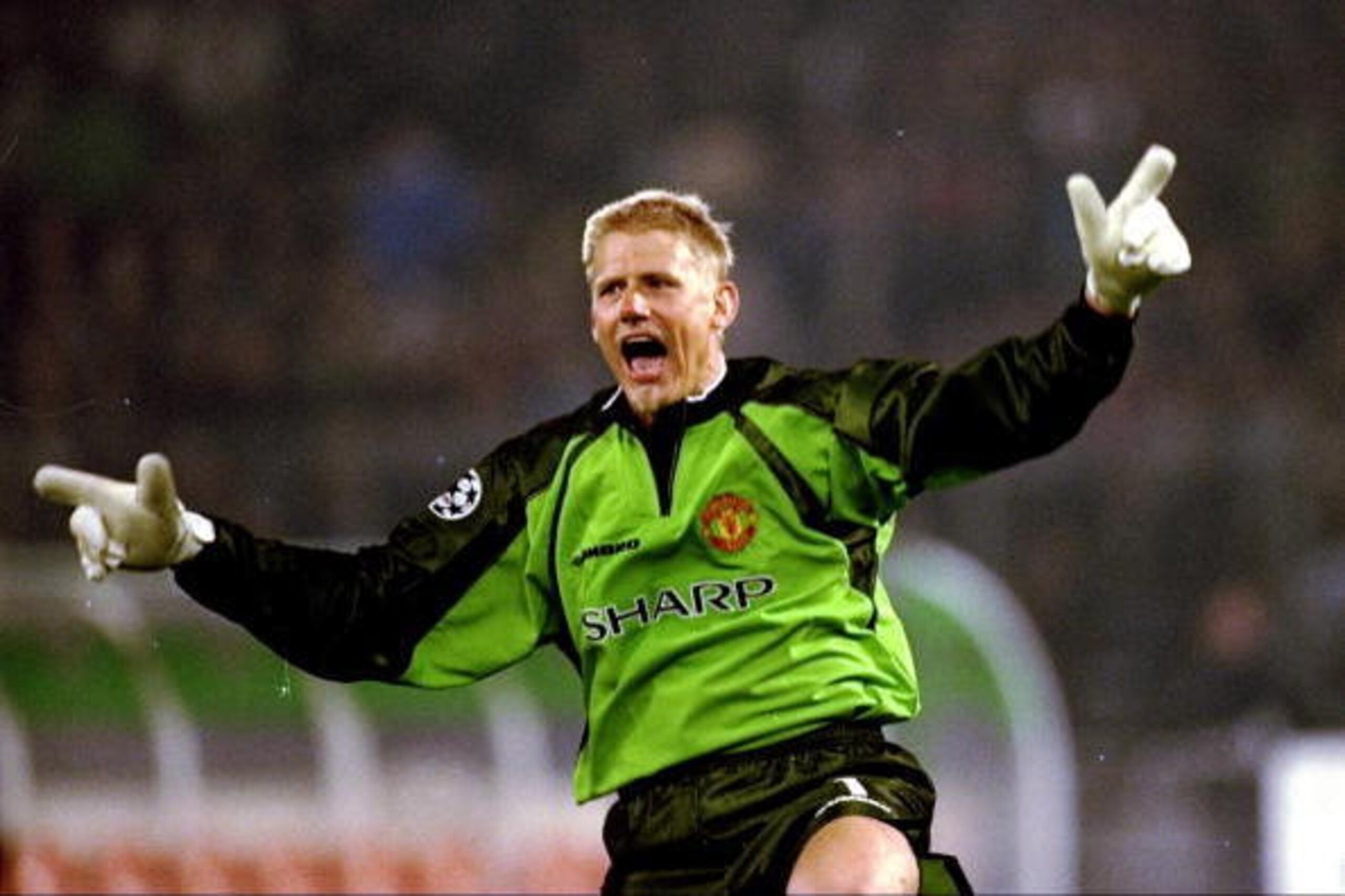 21 Apr 1999: Manchester United keeper Peter Schmeichel celebrates a goal in the UEFA Champions League semi-final second leg match against Juventus at the Stadio delle Alpi in Turin, Italy. United won 3-2 on the night to go through 4-3 on aggregate. \ Man 21 Apr 1999: Manchester United keeper Peter Schmeichel celebrates a goal in the UEFA Champions League semi-final second leg match against Juventus at the Stadio delle Alpi in Turin, Italy. United won 3-2 on the night to go through 4-3 on aggregate. \ Man