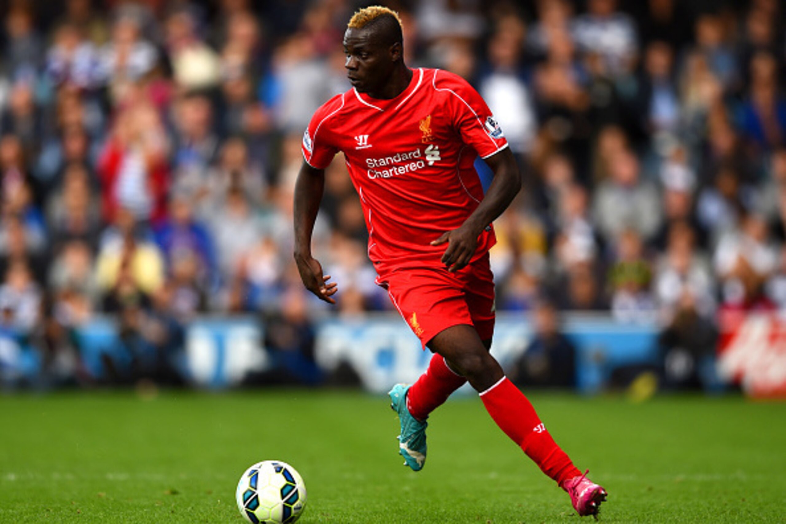 LONDON, ENGLAND - OCTOBER 19:  Mario Balotelli of Liverpool in action during the Barclays Premier League match between Queens Park Rangers and Liverpool at Loftus Road on October 19, 2014 in London, England.  (Photo by Paul Gilham/Getty Images)