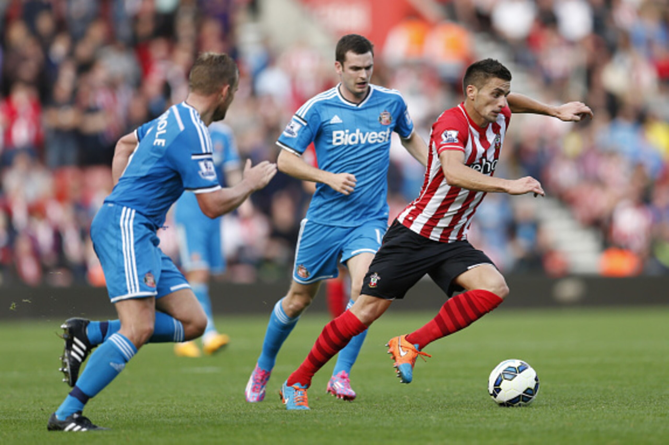 SOUTHAMPTON, ENGLAND - OCTOBER 18: Dusan Tadic of Southampton breaks away from the Sunderland defence during the Barclays Premier League match between Southampton and Sunderland at St Mary's Stadium on October 18, 2014 in Southampton, England. (Photo by S