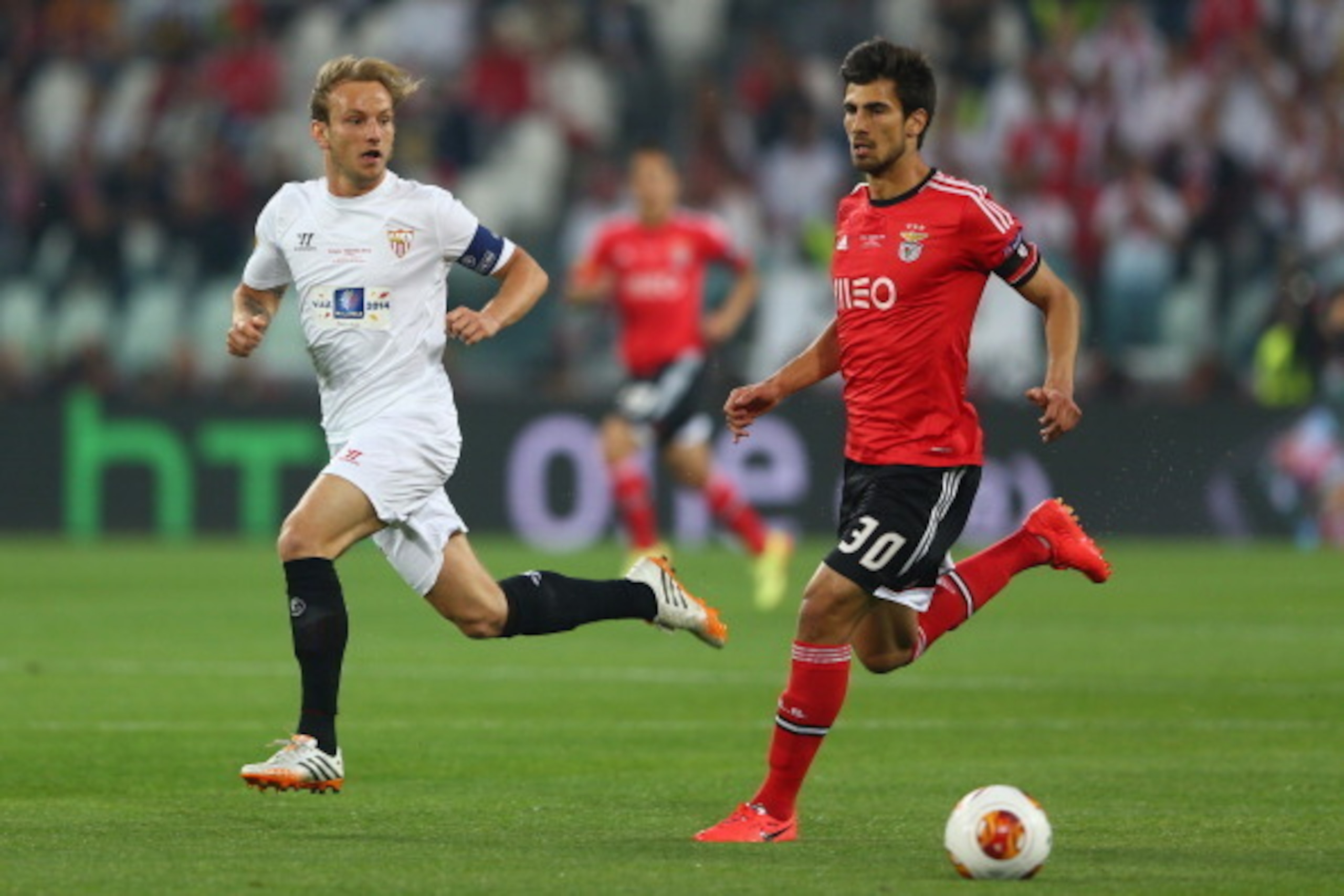 TURIN, ITALY - MAY 14: Ivan Rakitic (L) of Sevilla FC tracked by Andre Gomes (R) of SL Benfica during the UEFA Europa League Final between Sevilla FC and SL Benfica at Juventus Arena on May 14, 2014 in Turin, Italy. (Photo by Michael Steele/Getty Images TURIN, ITALY - MAY 14: Ivan Rakitic (L) of Sevilla FC tracked by Andre Gomes (R) of SL Benfica during the UEFA Europa League Final between Sevilla FC and SL Benfica at Juventus Arena on May 14, 2014 in Turin, Italy. (Photo by Michael Steele/Getty Images