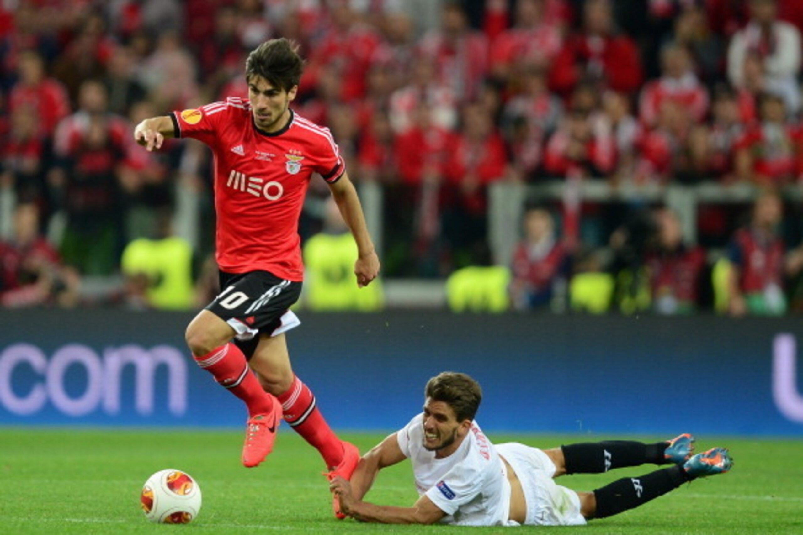 TURIN, ITALY - MAY 14: Andre Gomes of Benfica evades the challenge from Daniel Carrico of Sevilla during the UEFA Europa League Final match between Sevilla FC and SL Benfica at Juventus Stadium on May 14, 2014 in Turin, Italy. (Photo by Jamie McDonald/G TURIN, ITALY - MAY 14: Andre Gomes of Benfica evades the challenge from Daniel Carrico of Sevilla during the UEFA Europa League Final match between Sevilla FC and SL Benfica at Juventus Stadium on May 14, 2014 in Turin, Italy. (Photo by Jamie McDonald/G