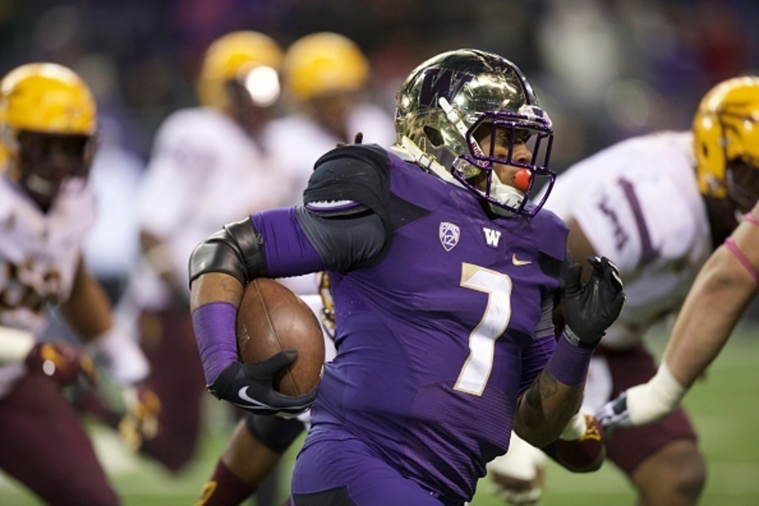 SEATTLE, WA - OCTOBER 25:  Running back Shaq Thompson #7 of the Washington Huskies rushes the ball in the second half of play against the Arizona State Sun Devils at Husky Stadium on October 25, 2014 in Seattle, Washington. The Arizona State Sun Devils wo