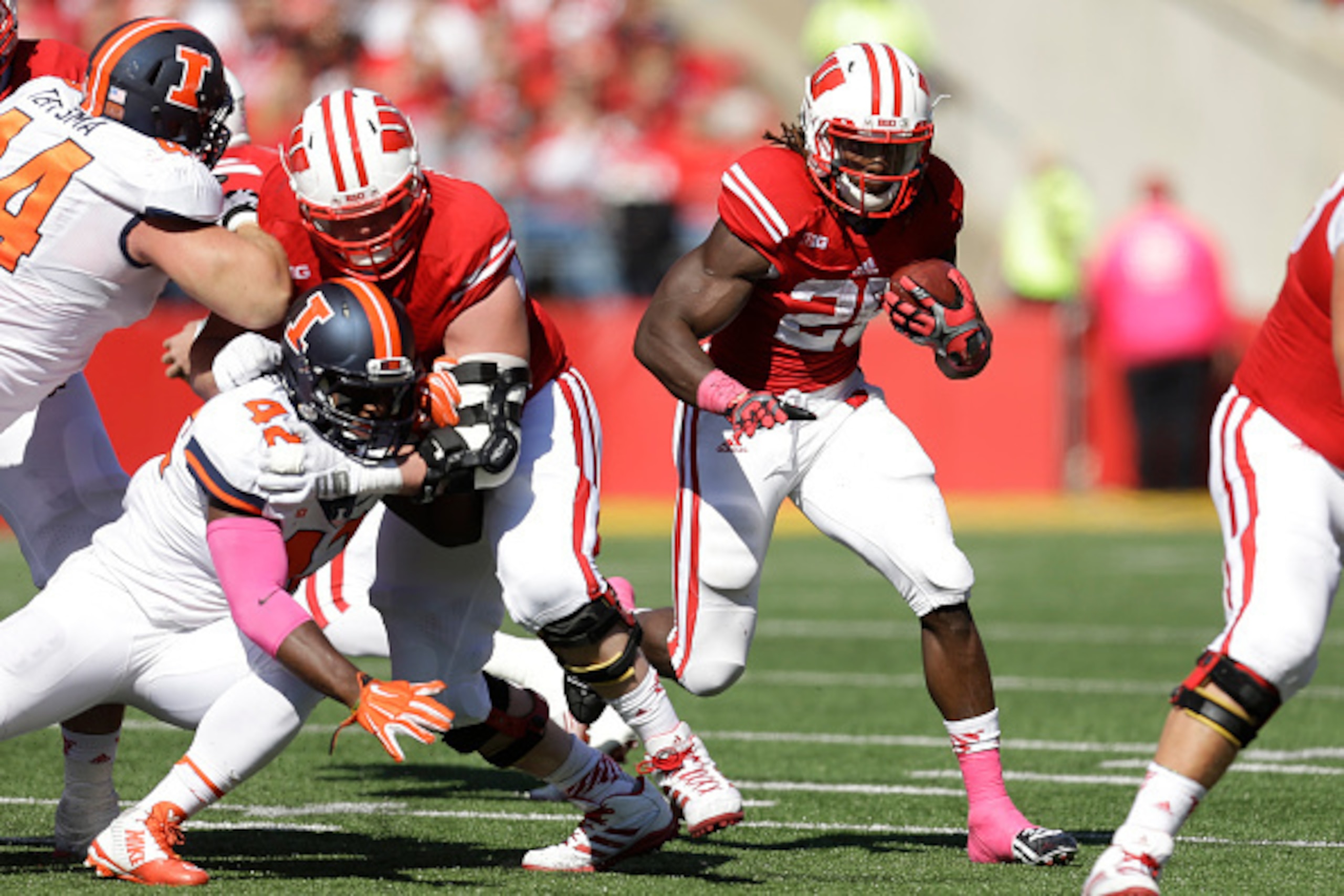 MADISON, WI - OCTOBER 11: Melvin Gordon #25 of the Wisconsin Badgers runs upfield with the football during the second quarter against the Illinois Fighting Illini at Camp Randall Stadium on October 11, 2014 in Madison, Wisconsin. (Photo by Mike McGinnis/G