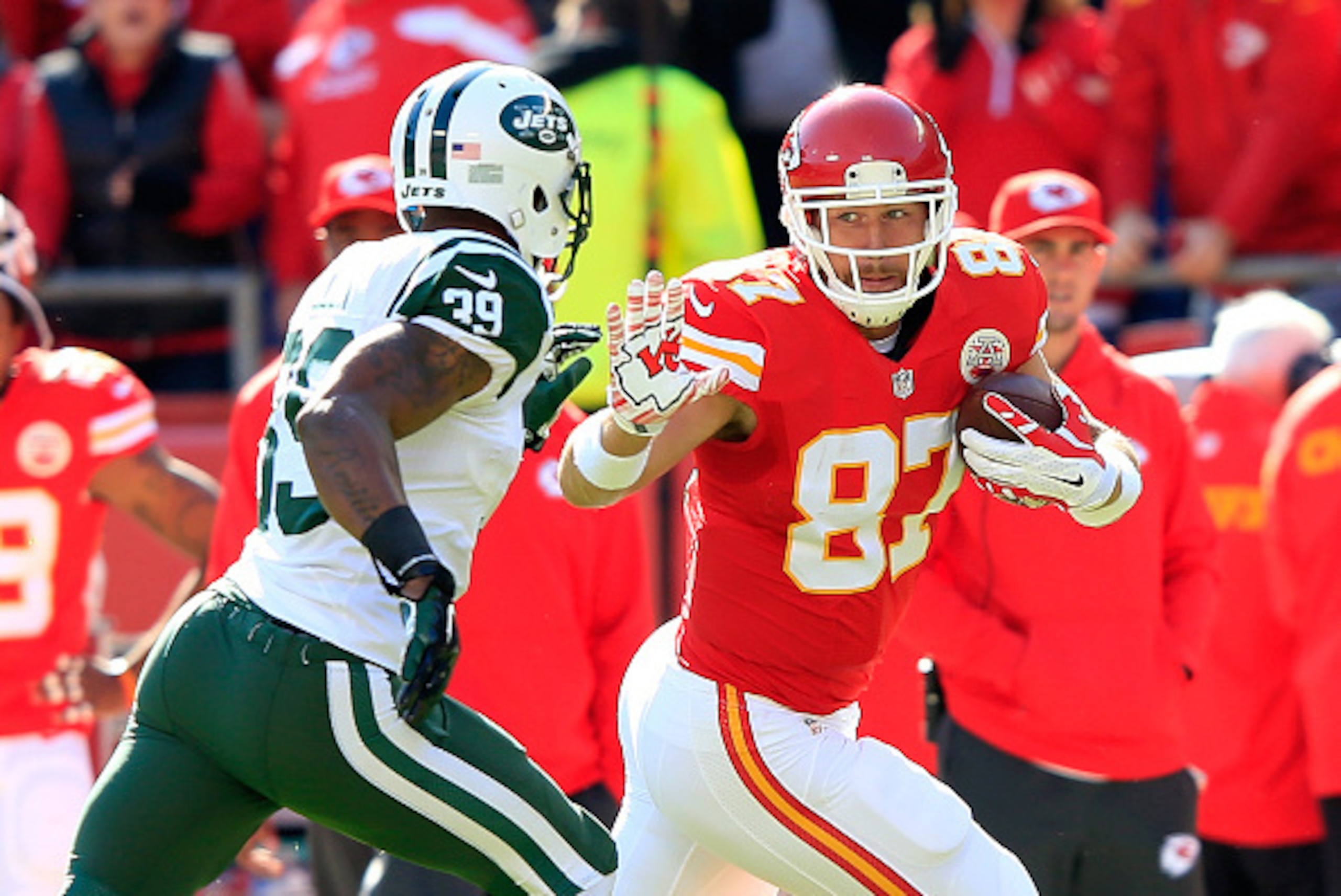 KANSAS CITY, MO - NOVEMBER 02: Travis Kelce #87 of the Kansas City Chiefs runs the ball against Antonio Allen #39 of the New York Jets during the first half at Arrowhead Stadium on November 2, 2014 in Kansas City, Missouri. (Photo by Jamie Squire/Gett KANSAS CITY, MO - NOVEMBER 02: Travis Kelce #87 of the Kansas City Chiefs runs the ball against Antonio Allen #39 of the New York Jets during the first half at Arrowhead Stadium on November 2, 2014 in Kansas City, Missouri. (Photo by Jamie Squire/Gett