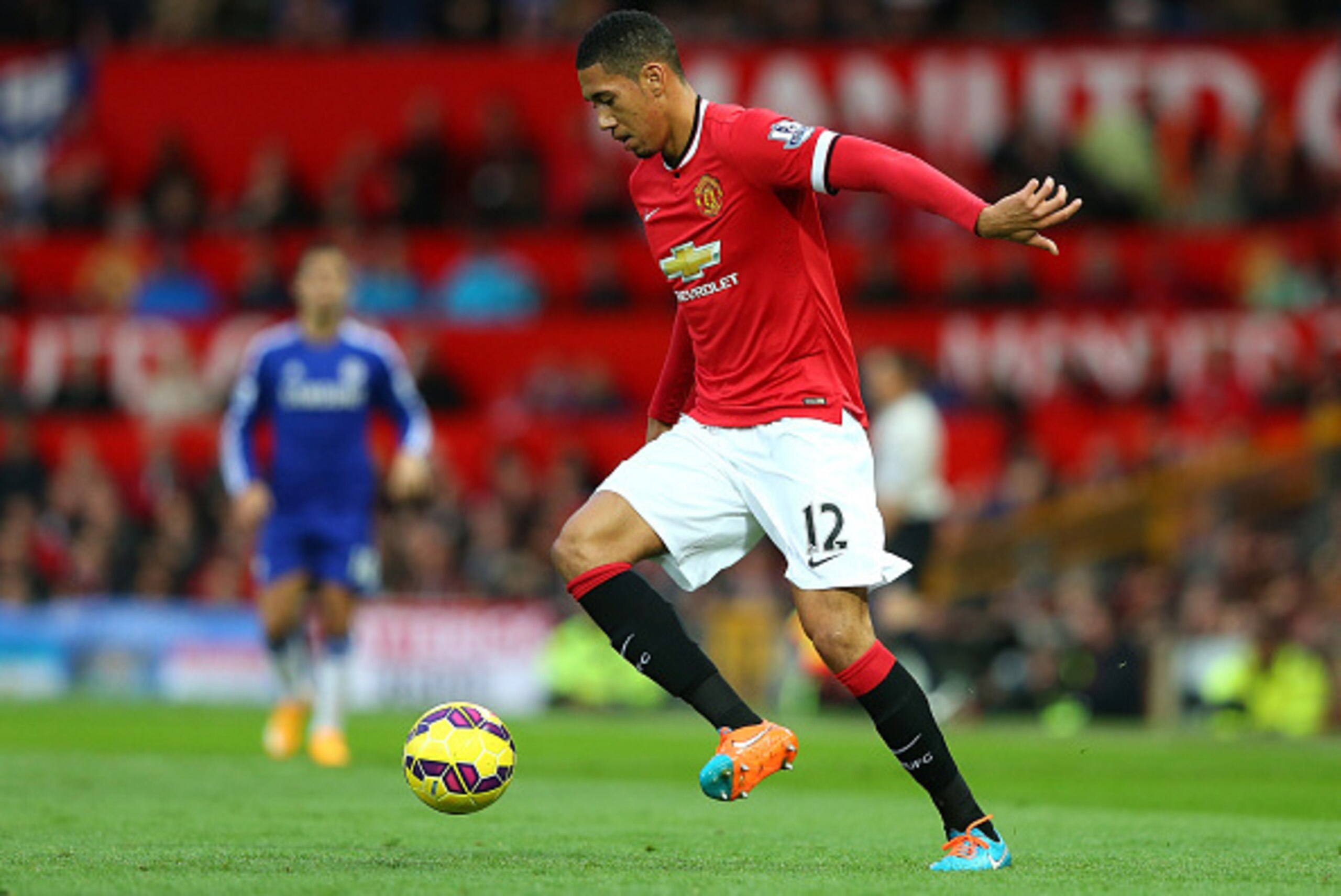 MANCHESTER, ENGLAND - OCTOBER 26: Chris Smalling of Manchester United in action during the Barclays Premier League match between Manchester United and Chelsea at Old Trafford on October 26, 2014 in Manchester, England. (Photo by Alex Livesey/Getty Image MANCHESTER, ENGLAND - OCTOBER 26: Chris Smalling of Manchester United in action during the Barclays Premier League match between Manchester United and Chelsea at Old Trafford on October 26, 2014 in Manchester, England. (Photo by Alex Livesey/Getty Image
