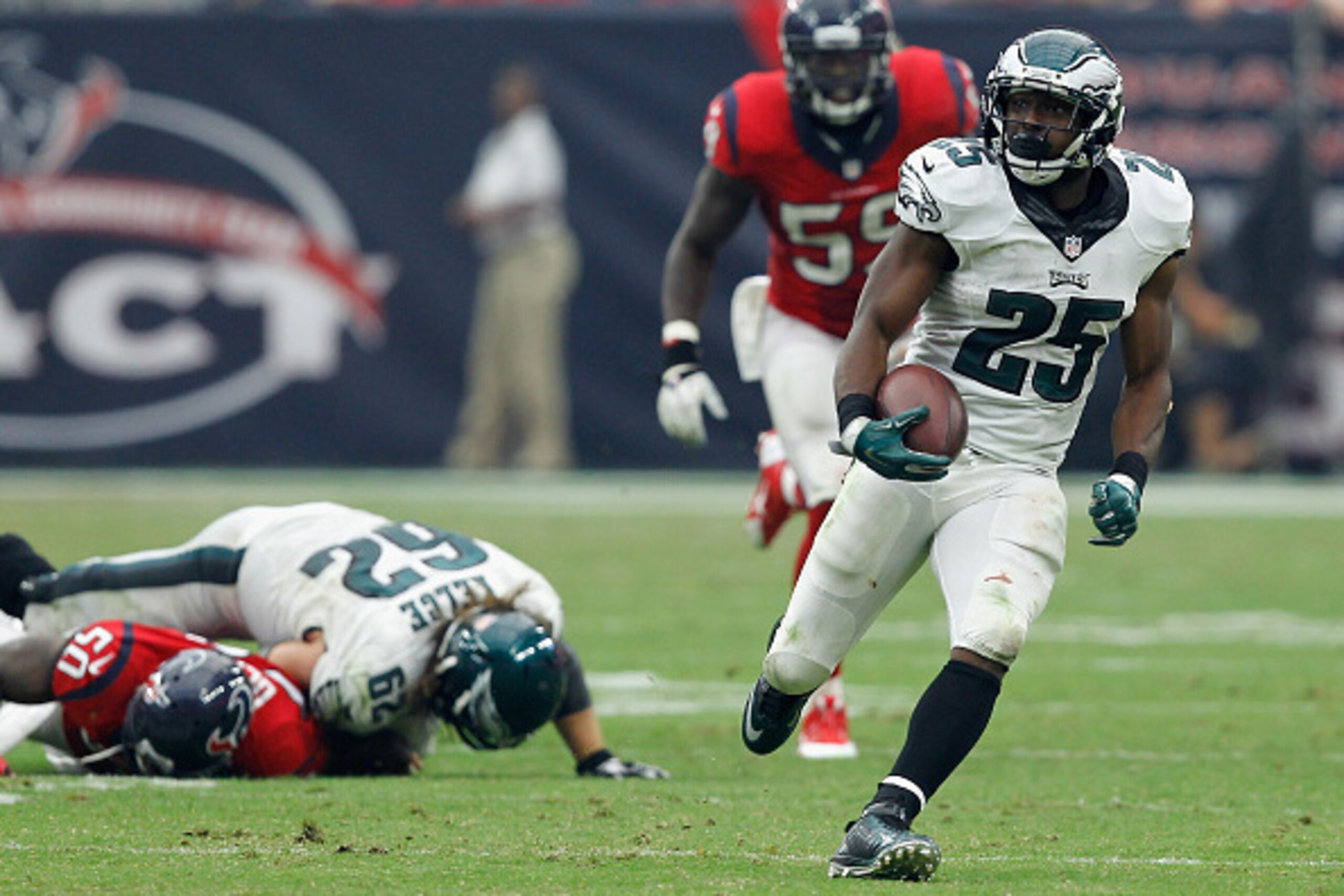 HOUSTON, TX - NOVEMBER 02:  LeSean McCoy #25 of the Philadelphia Eagles runs in the open field against the Houston Texansat Reliant Stadium on November 2, 2014 in Houston, Texas.  (Photo by Bob Levey/Getty Images)