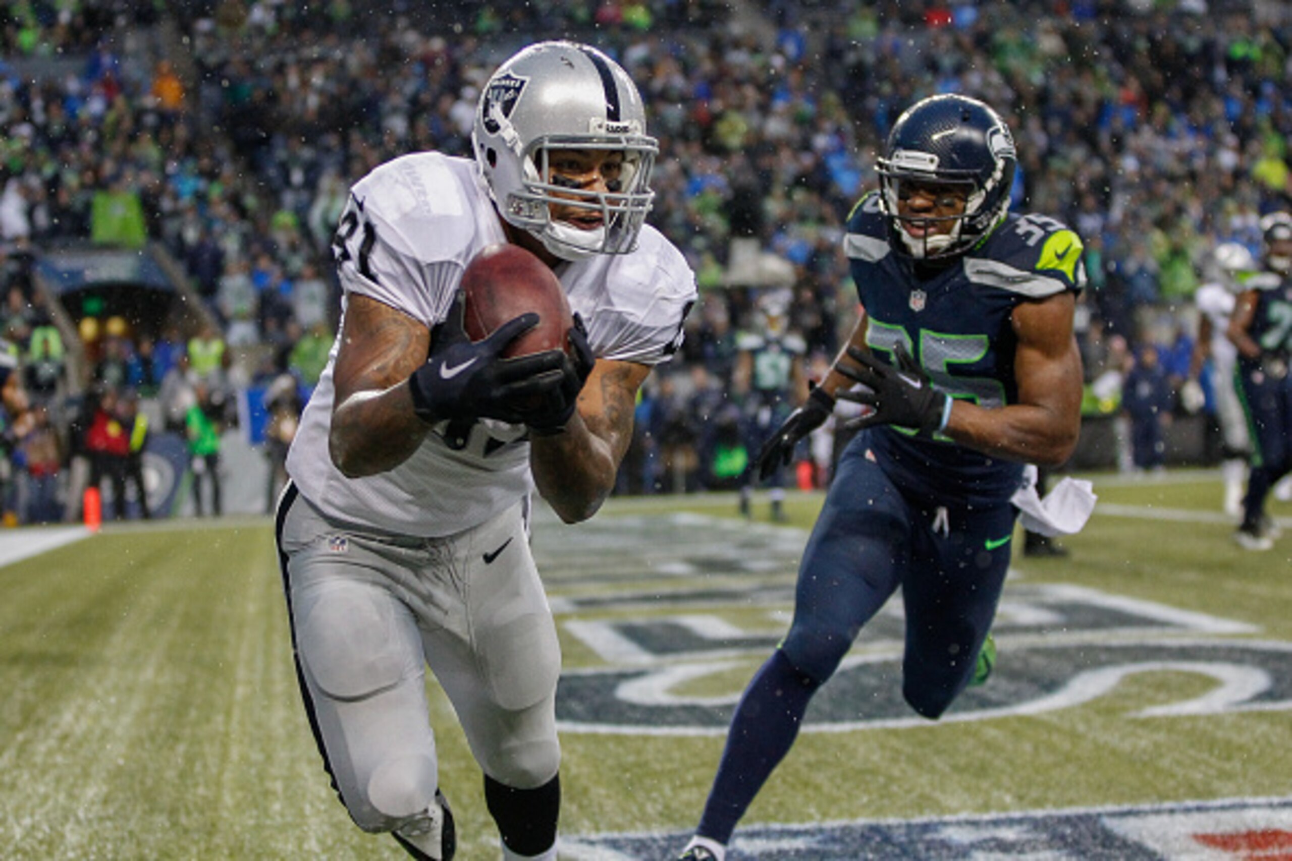 SEATTLE, WA - NOVEMBER 02:  Tight end Mychal Rivera #81 of the Oakland Raiders makes a touchdown catch in the fourth quarter against strong safety DeShawn Shead #35 of the Seattle Seahawks at CenturyLink Field on November 2, 2014 in Seattle, Washington. T