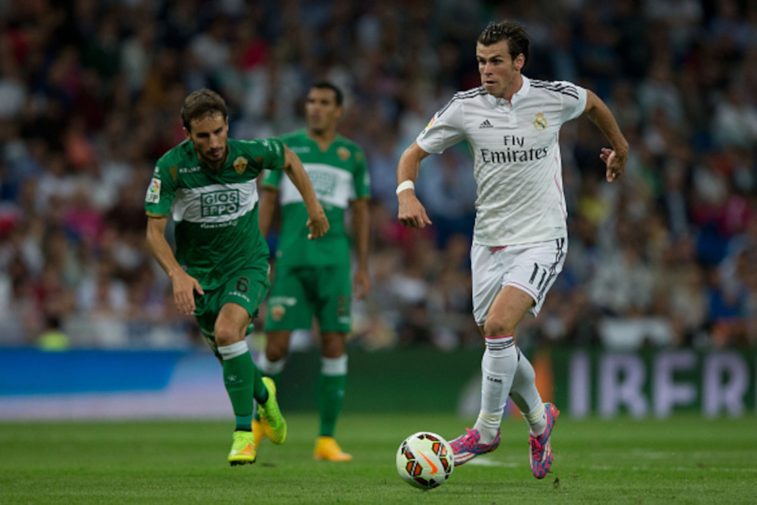 MADRID, SPAIN - SEPTEMBER 23: Gareth Bale of Real Madrid CF controls the ball ahead Pedro Mosquera of  Elche FC during the La Liga match between Real Madrid CF and Elche CF at Estadio Santiago Bernabeu on September 23, 2014 in Madrid, Spain.  (Photo by Go