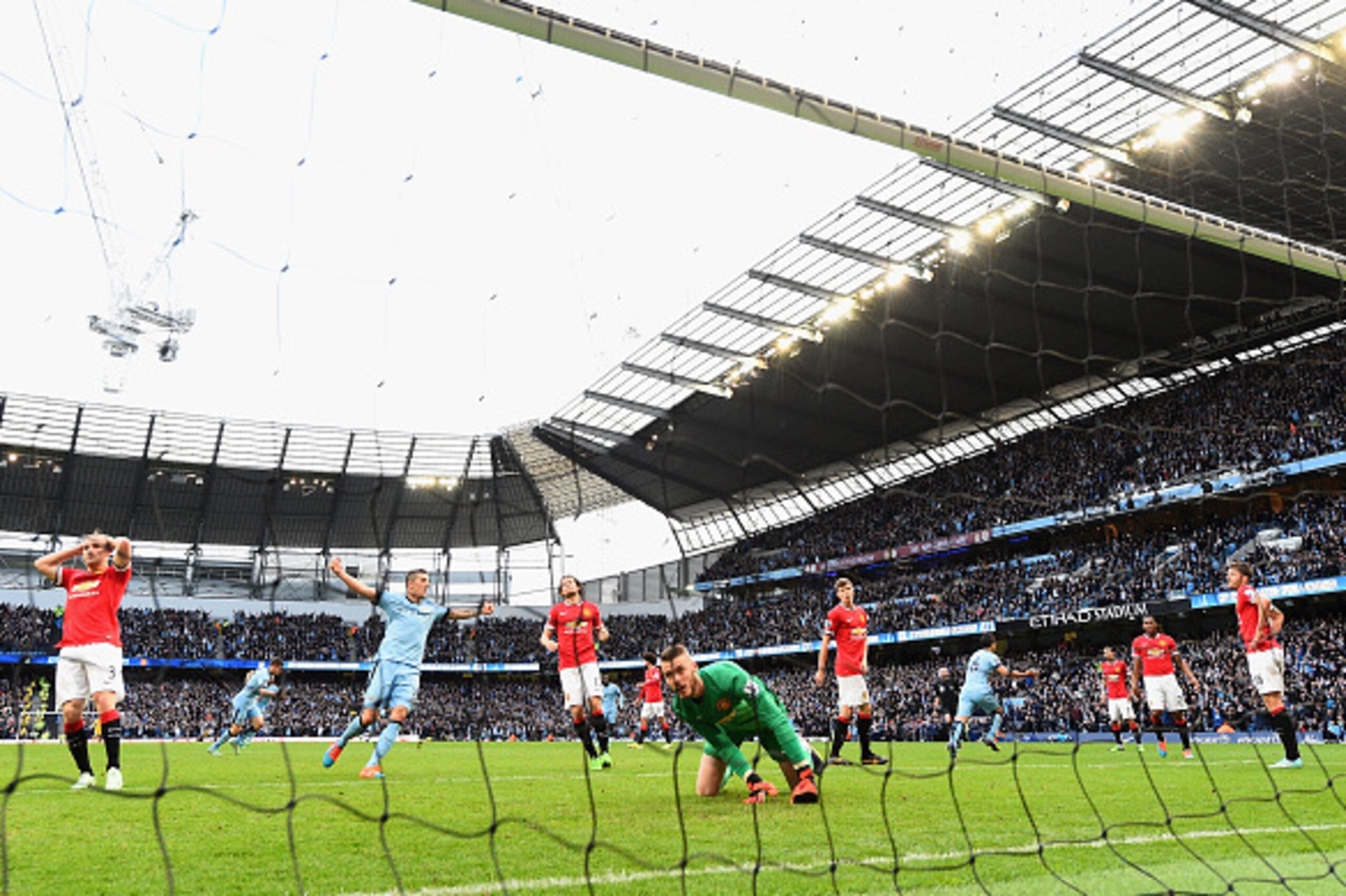MANCHESTER, ENGLAND - NOVEMBER 02:  David De Gea of Manchester United and team-mates look dejected after Sergio Aguero of Manchester City scores during the Barclays Premier League match between Manchester City and Manchester United at Etihad Stadium on No