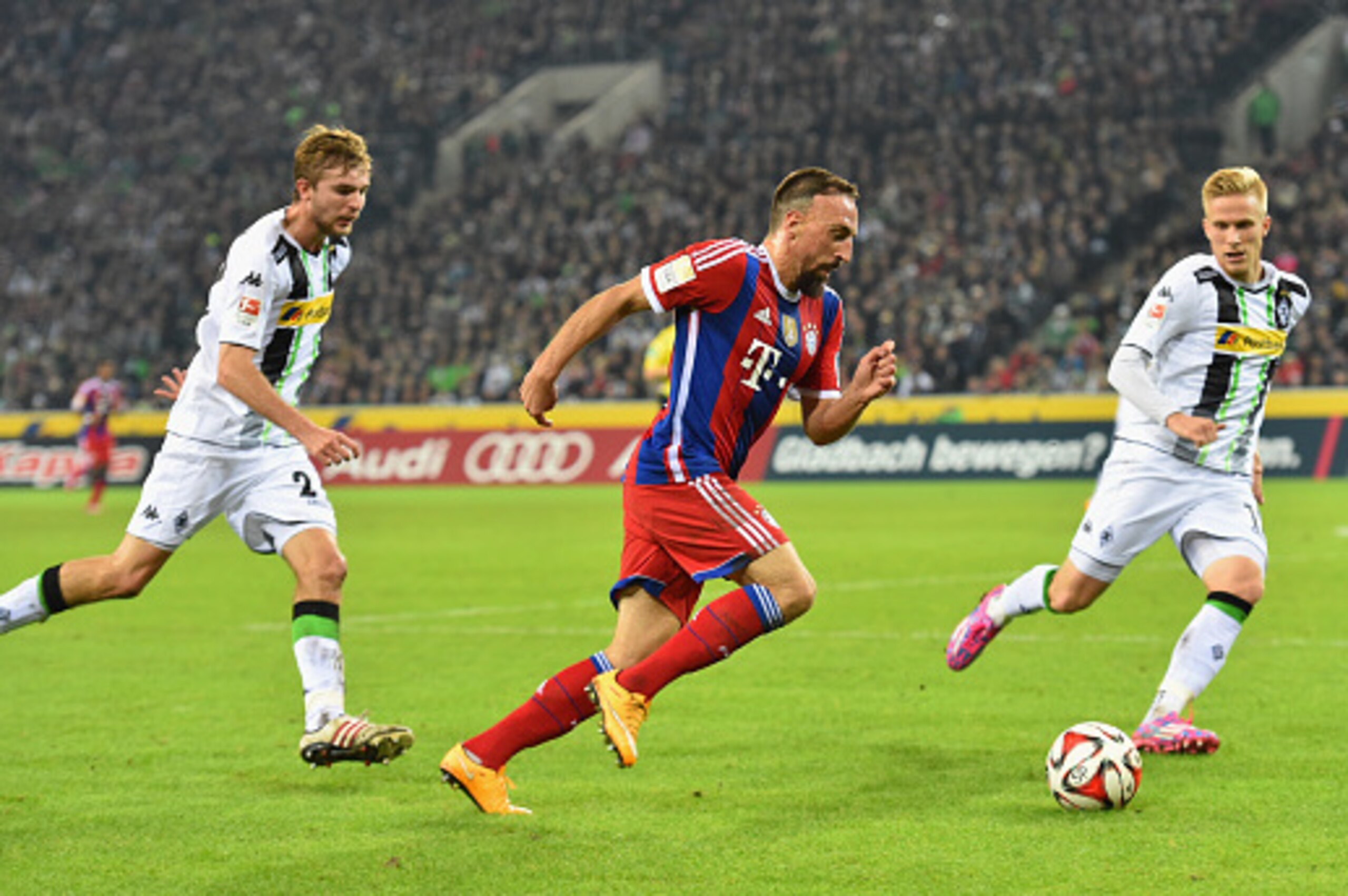 MOENCHENGLADBACH, GERMANY - OCTOBER 26:  Franck Ribery of Muenchen in action with Thorben Marx of Gladbach during the Bundesliga match between Borussia Moenchengladbach and FC Bayern Muenchen at Borussia-Park on October 26, 2014 in Moenchengladbach, Germa