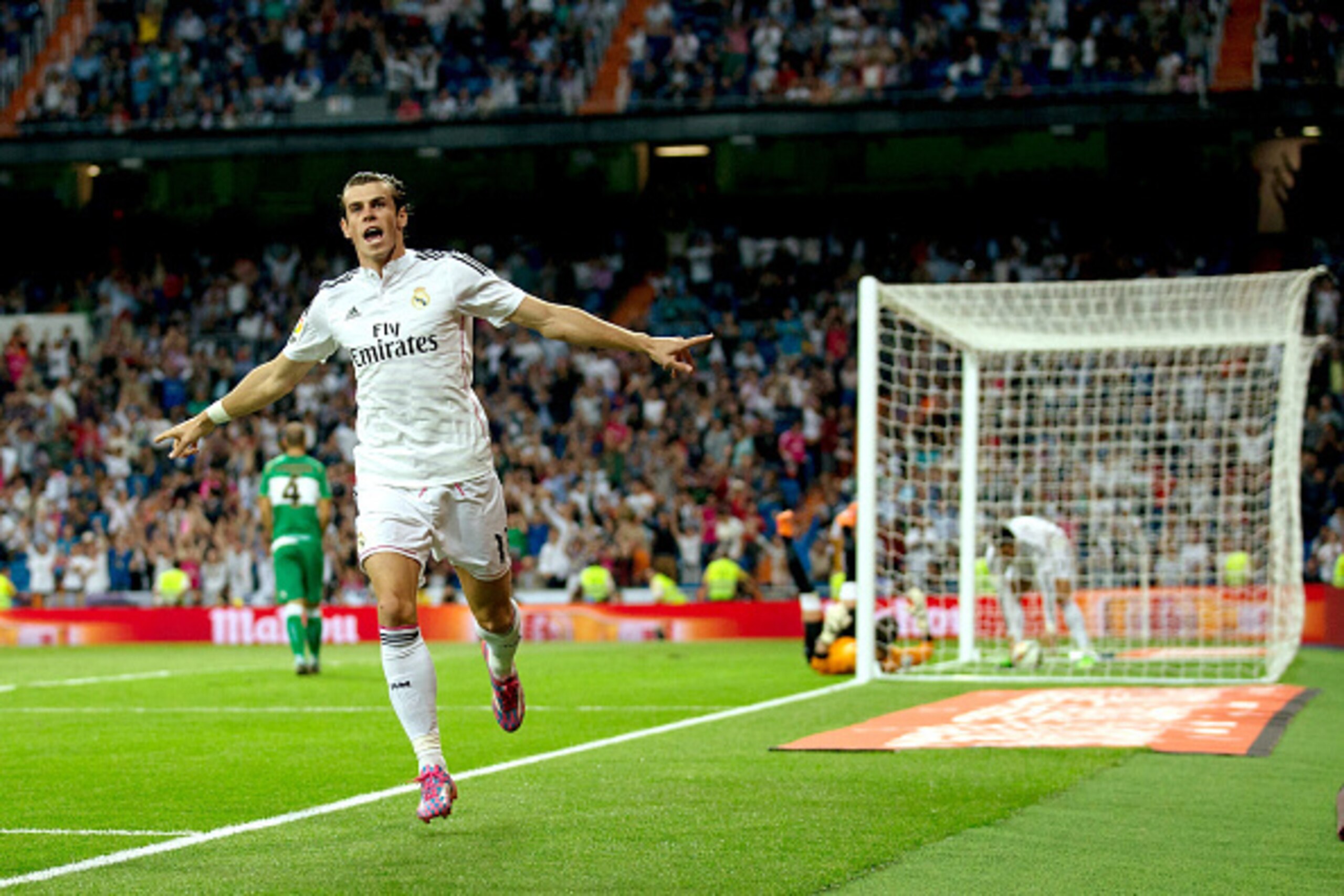MADRID, SPAIN - SEPTEMBER 23: Gareth Bale of Real Madrid CF celebrates scoring their opening goal during the La Liga match between Real Madrid CF and Elche CF at Estadio Santiago Bernabeu on September 23, 2014 in Madrid, Spain.  (Photo by Gonzalo Arroyo M