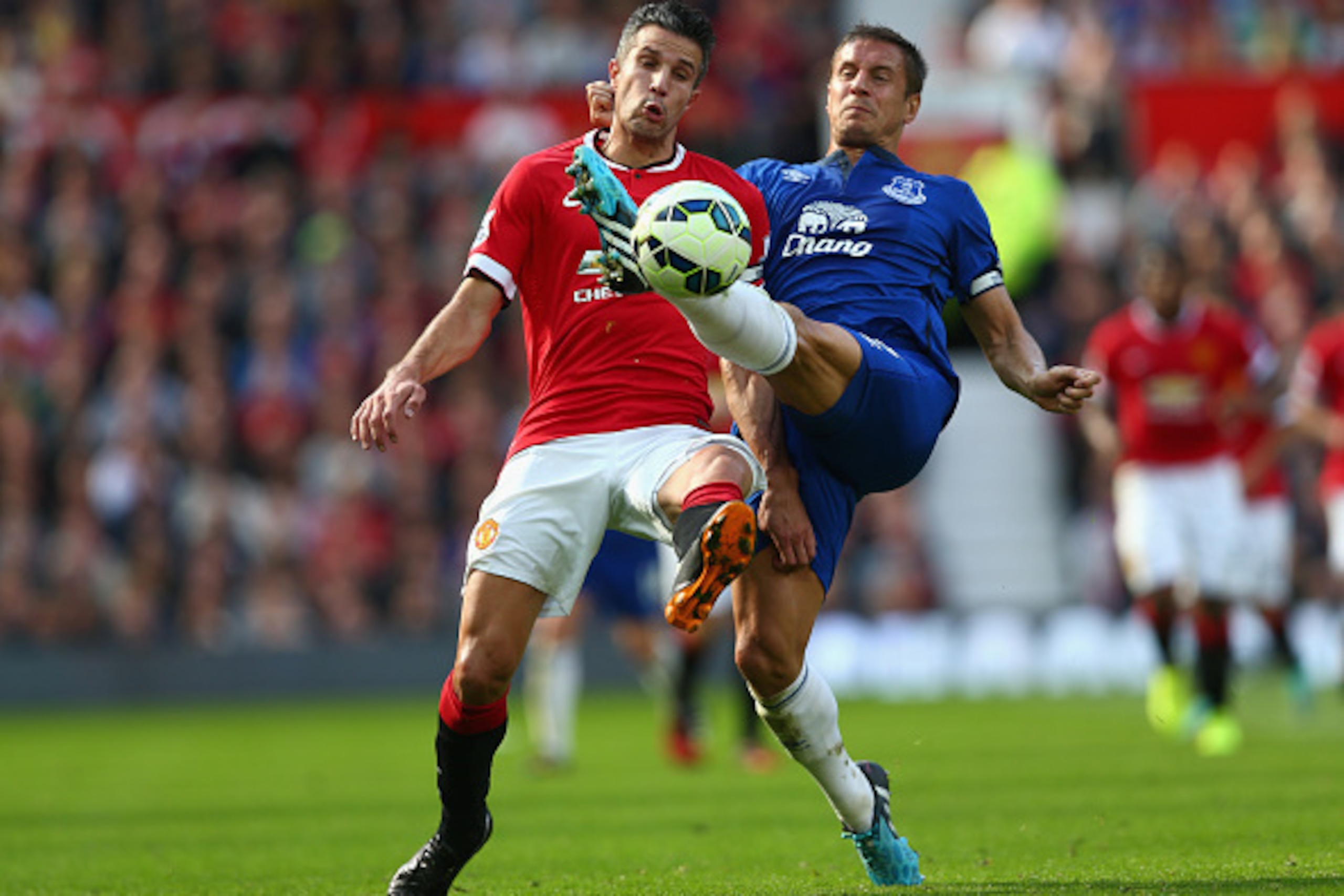MANCHESTER, ENGLAND - OCTOBER 05:  Phil Jagielka of Everton competes with Robin van Persie of Manchester United during the Barclays Premier League match between Manchester United and Everton at Old Trafford on October 5, 2014 in Manchester, England.  (Pho