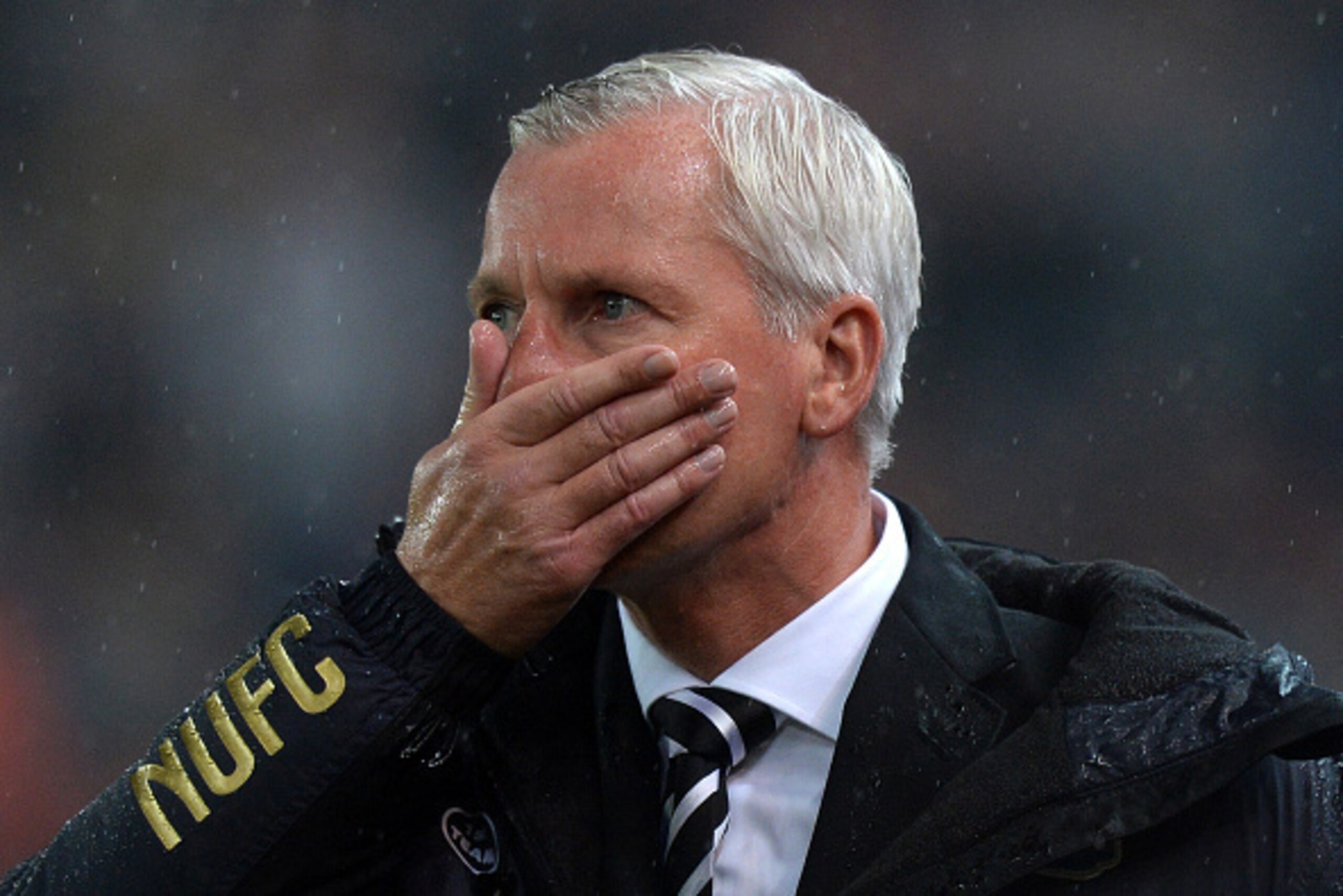 STOKE ON TRENT, ENGLAND - SEPTEMBER 29:  Alan Pardew manager of Newcastle United looks on during the Barclays Premier League match between Stoke City and Newcastle United at Britannia Stadium on September 29, 2014 in Stoke on Trent, England.  (Photo by Ga