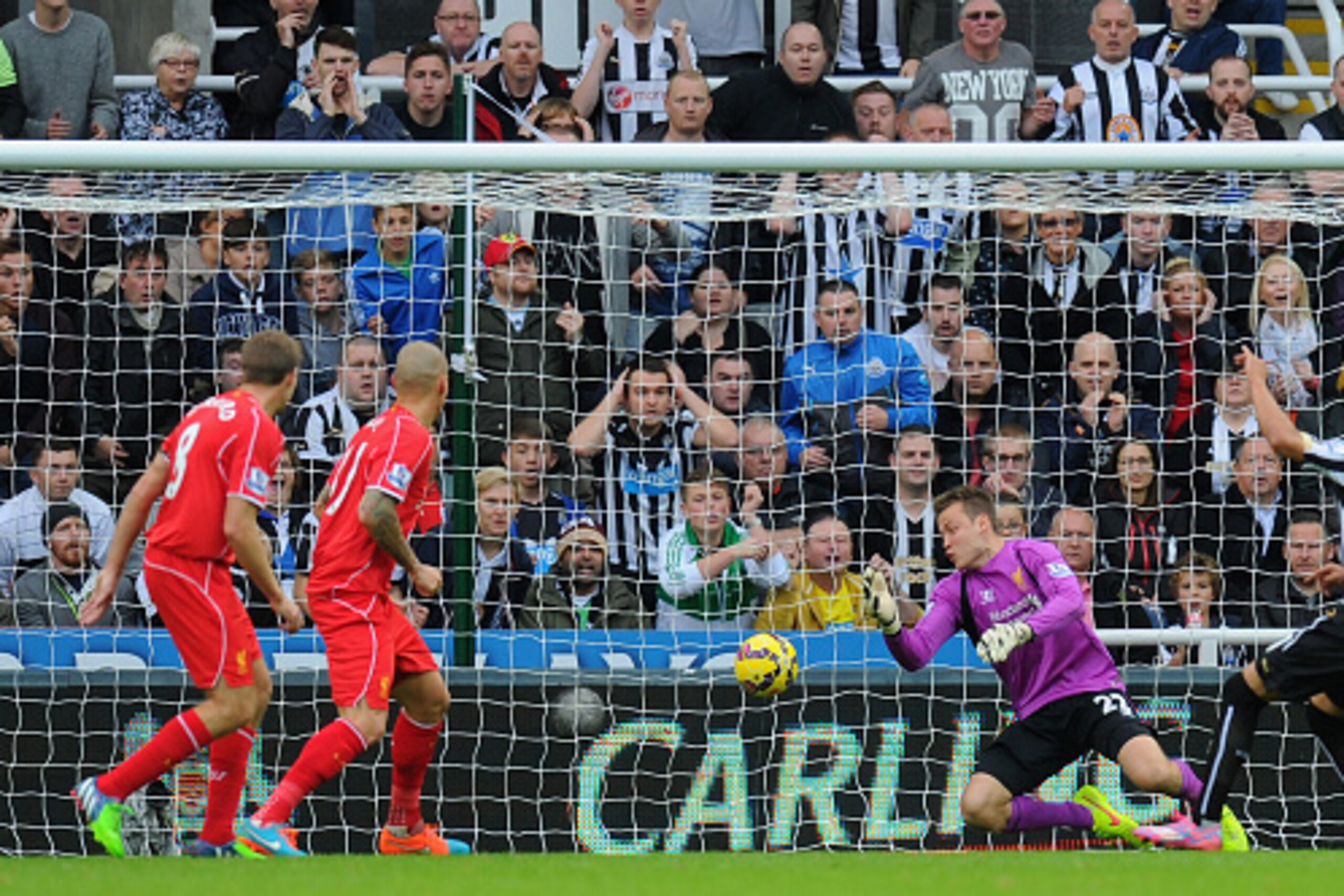 NEWCASTLE UPON TYNE, ENGLAND - NOVEMBER 01:  Newcastle player Ayoze Perez fires the opening goal past Simon Mignolet during the Barclays Premier League match between Newcastle United and Liverpool at St James' Park on November 1, 2014 in Newcastle upon Ty