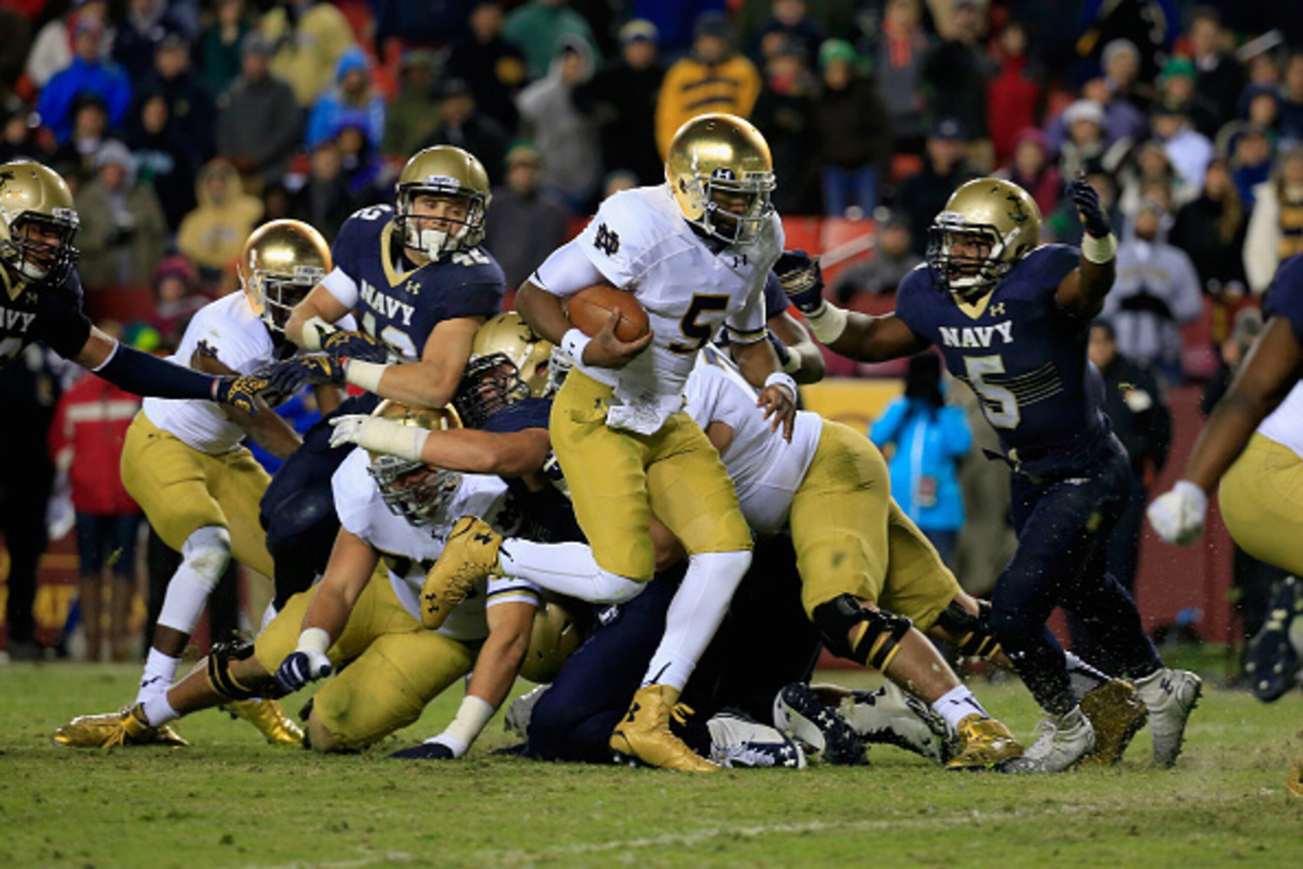 LANDOVER, MD - NOVEMBER 01: Quarterback Everett Golson #5 of the Notre Dame Fighting Irish rushes for a fourth quarter touchdown against the Navy Midshipmen at FedExField on November 1, 2014 in Landover, Maryland. (Photo by Rob Carr/Getty Images) LANDOVER, MD - NOVEMBER 01: Quarterback Everett Golson #5 of the Notre Dame Fighting Irish rushes for a fourth quarter touchdown against the Navy Midshipmen at FedExField on November 1, 2014 in Landover, Maryland. (Photo by Rob Carr/Getty Images)
