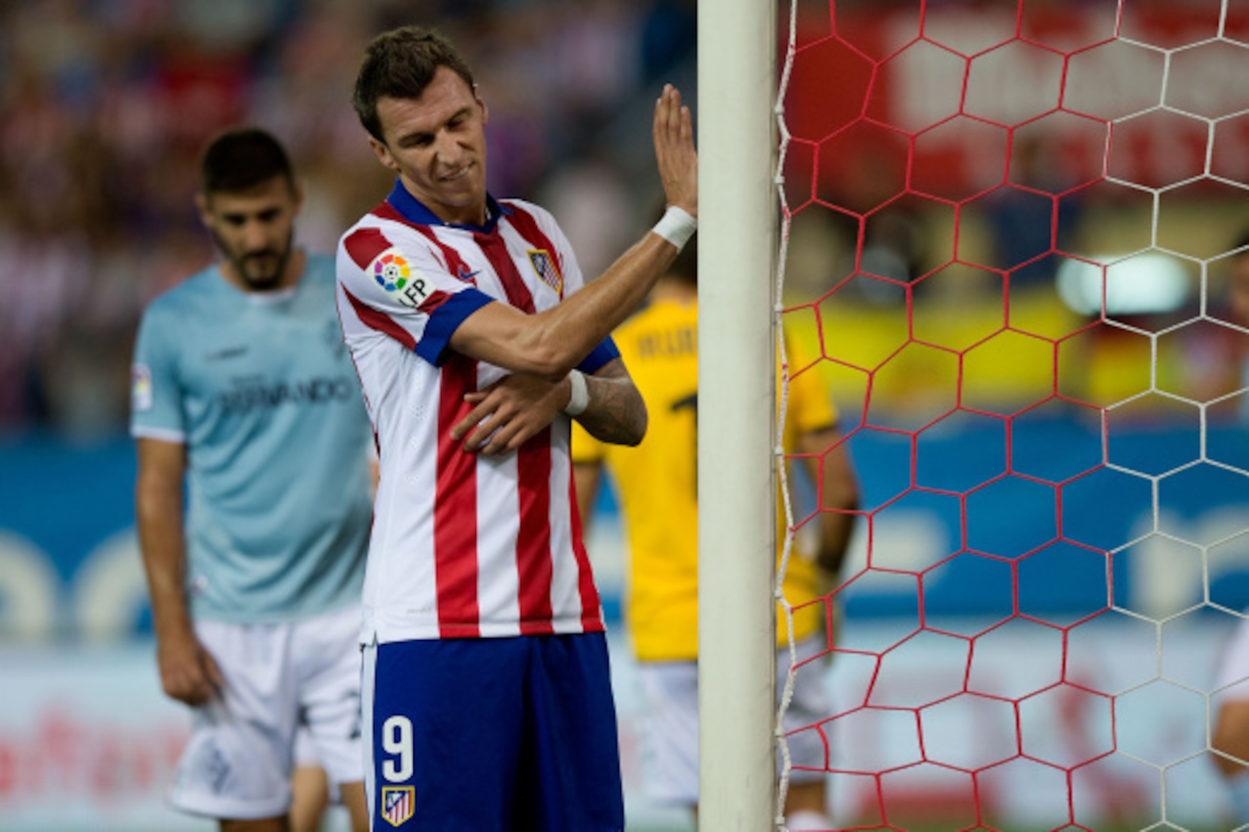 MADRID, SPAIN - AUGUST 30: Mario Mandzukic of Atletico de Madrid hits the goal during the La Liga match between Club Atletico de Madrid and SD Eibar at Vicente Calderon Stadium on August 30, 2014 in Madrid, Spain.  (Photo by Gonzalo Arroyo Moreno/Getty Im