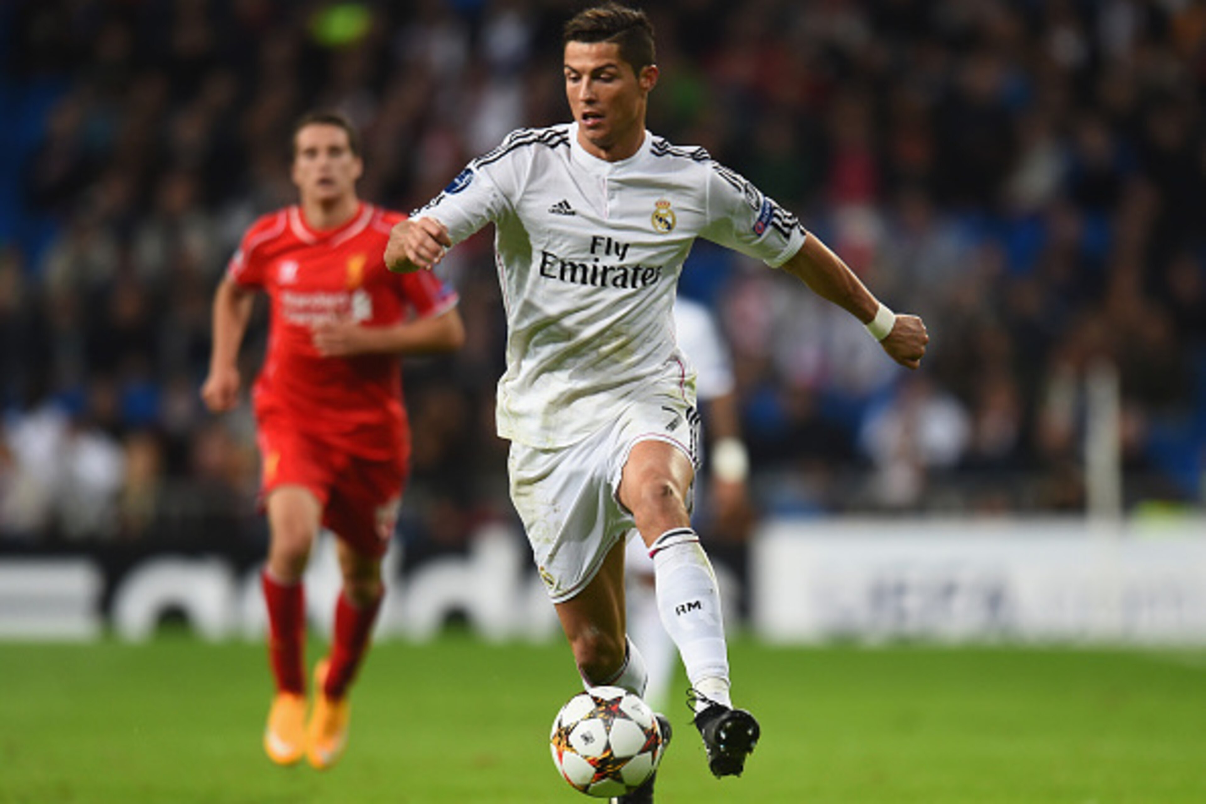 MADRID, SPAIN - NOVEMBER 04:  Cristiano Ronaldo of Real Madrid runs with the ball during the UEFA Champions League Group B match between Real Madrid and Liverpool at Estadio Santiago Bernabeu on November 4, 2014 in Madrid, Spain.  (Photo by Shaun Botteril