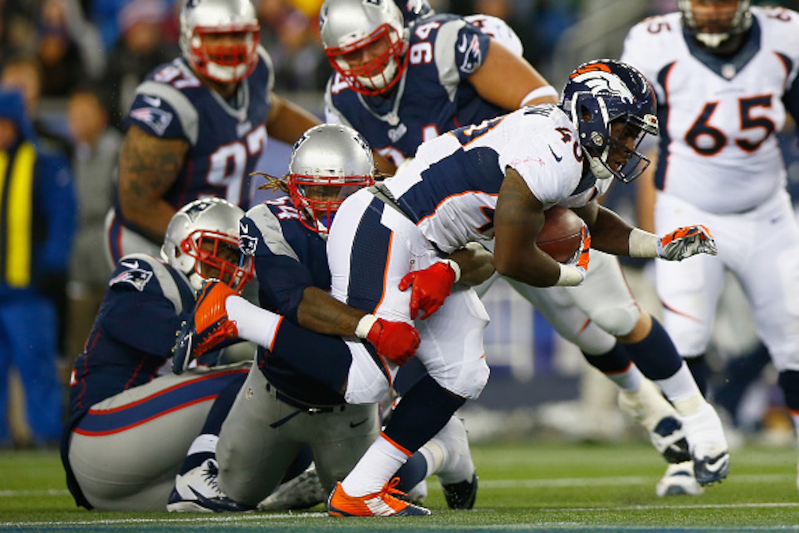 FOXBORO, MA - NOVEMBER 02:  Juwan Thompson #40 of the Denver Broncos carries the ball during the second quarter against the New England Patriots at Gillette Stadium on November 2, 2014 in Foxboro, Massachusetts.  (Photo by Jared Wickerham/Getty Images)