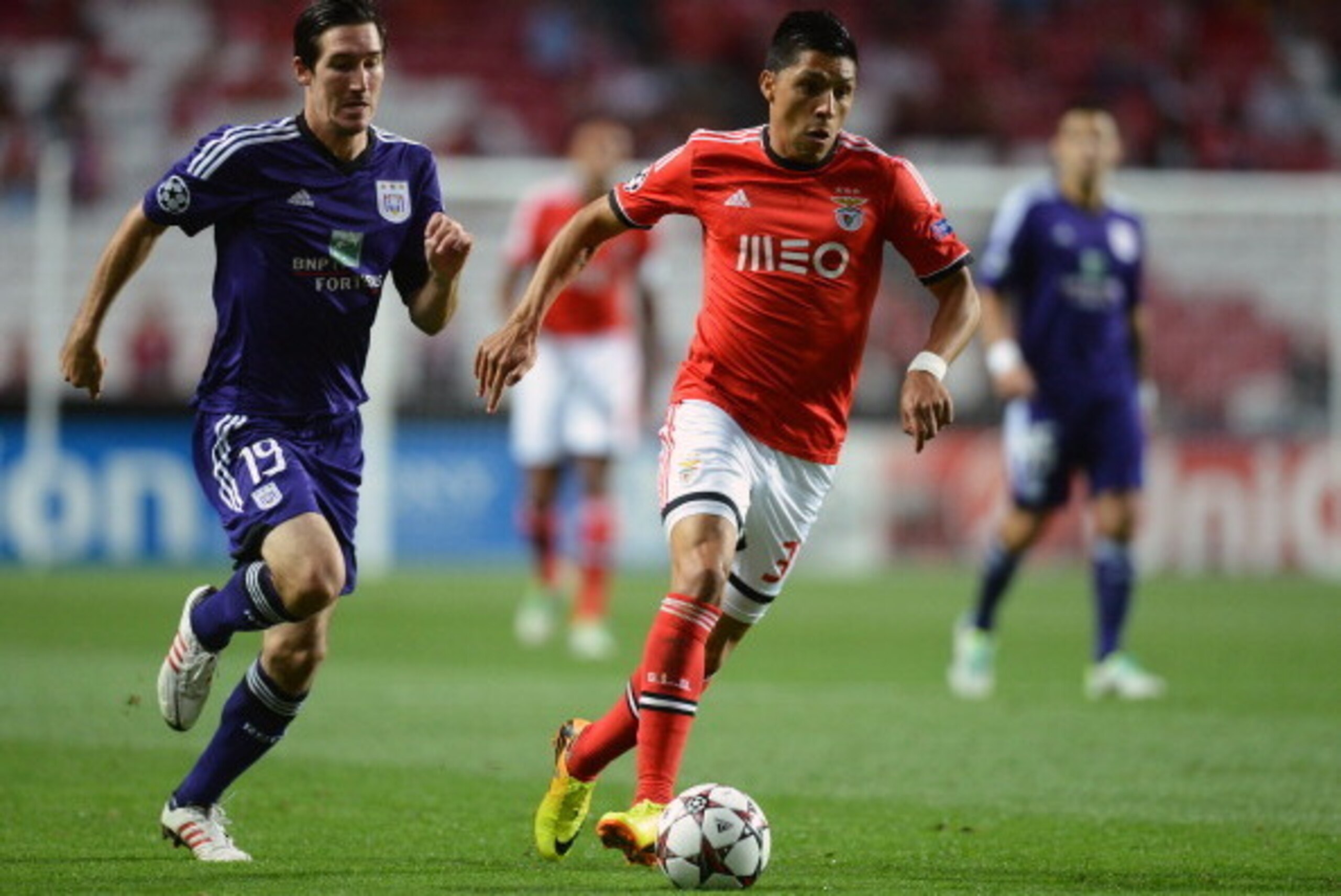 LISBON, PORTUGAL - SEPTEMBER 17:  Enzo Perez (R) of SL Benfica takes the ball past Sacha Kljestan of RSC Anderlecht during the UEFA Champions League group stage match between SL Benfica and RSC Anderlecht held on September 17, 2013 at the Estadio do Sport